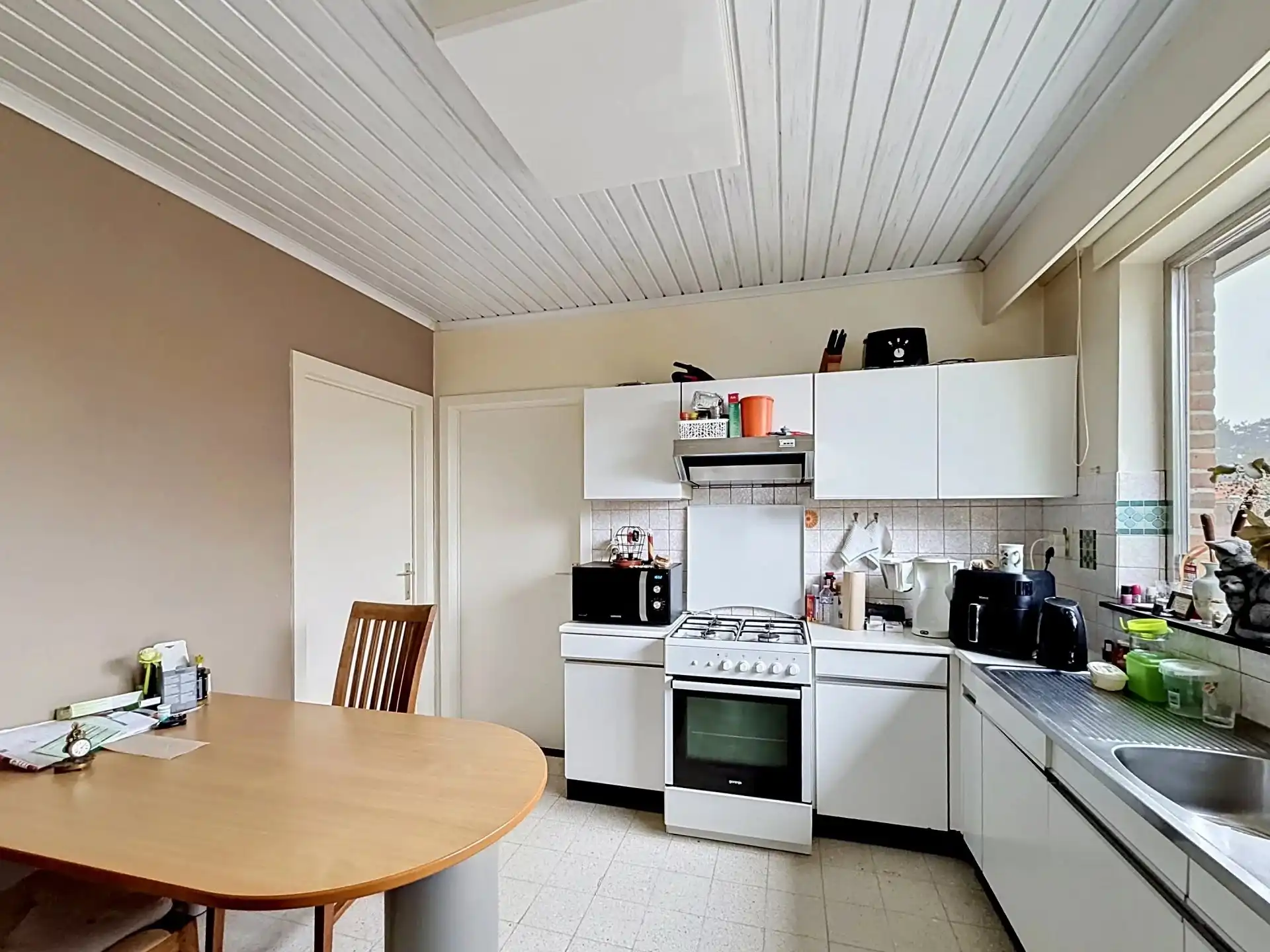 Te renoveren gelijkvloerse woning met 3 slaapkamers op een ruim perceel. foto 7