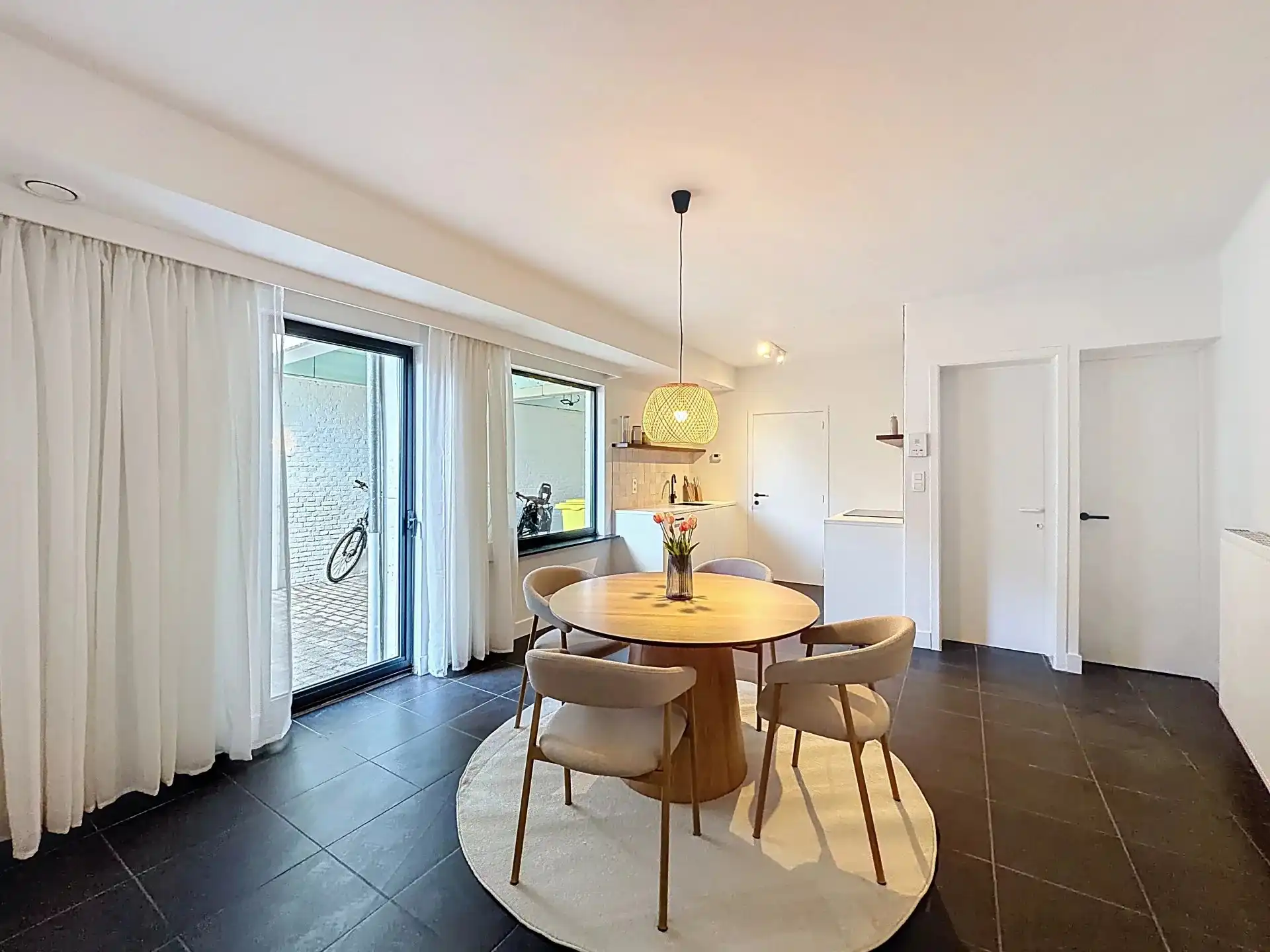 Zeer gezellig gelijkvloers appartement met 1 (mog. 2) slaapkamers, tuin, terras en staanplaats. foto 14