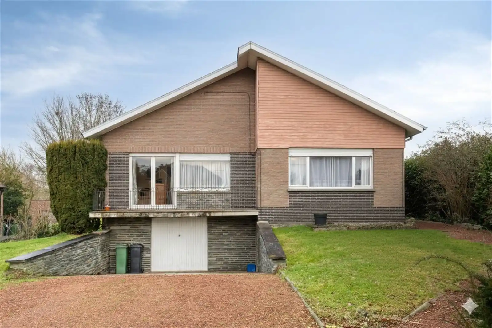Viergevel te koop in Meerbeke foto {{pictureIndex}}