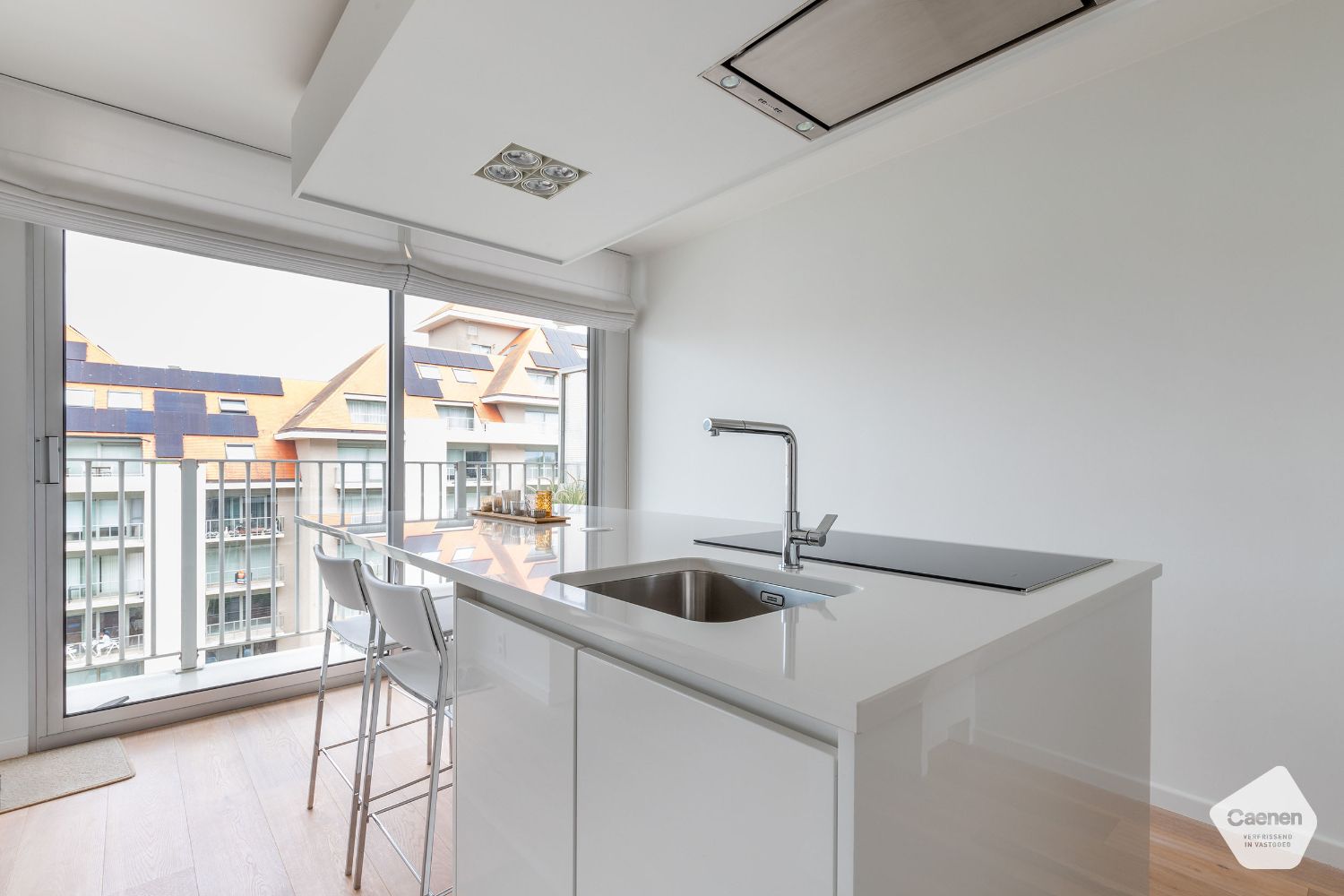 Fantastisch gerenoveerd hoekappartement met 1 slaapkamer foto 2
