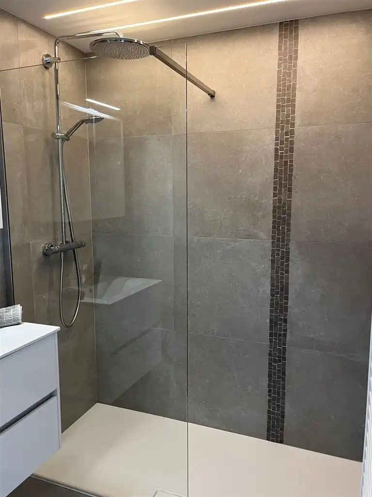 Instapklaar gelijkvloers appartement met 2 slaapkamers, koer en kelderberging, gelegen in het centrum van Maaseik. foto 7