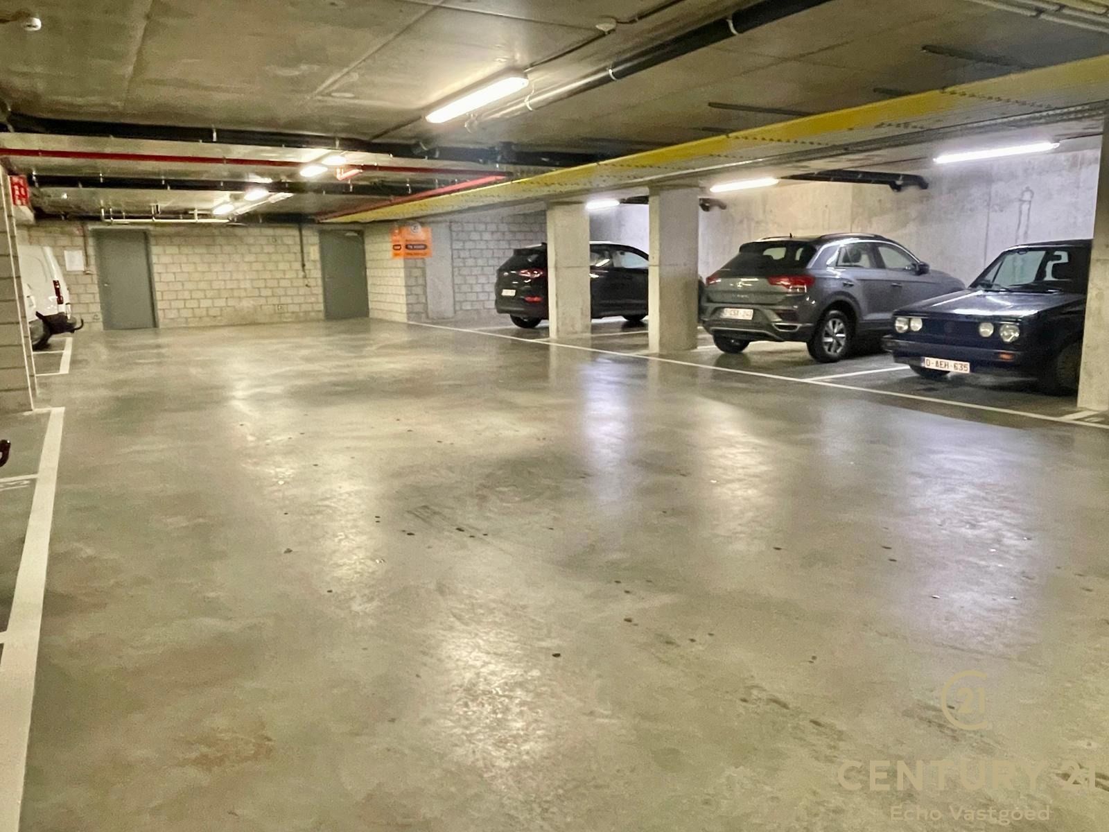 Ruime Autostaanplaats in Recente, Afgesloten Parkeergarage foto 3