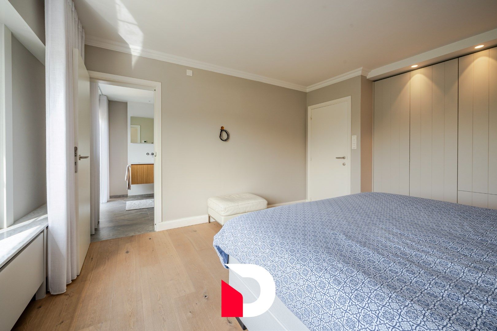 Stijlvol gerenoveerde woning met 5 slaapkamers en zwemvijver op topligging in Brugge foto 15