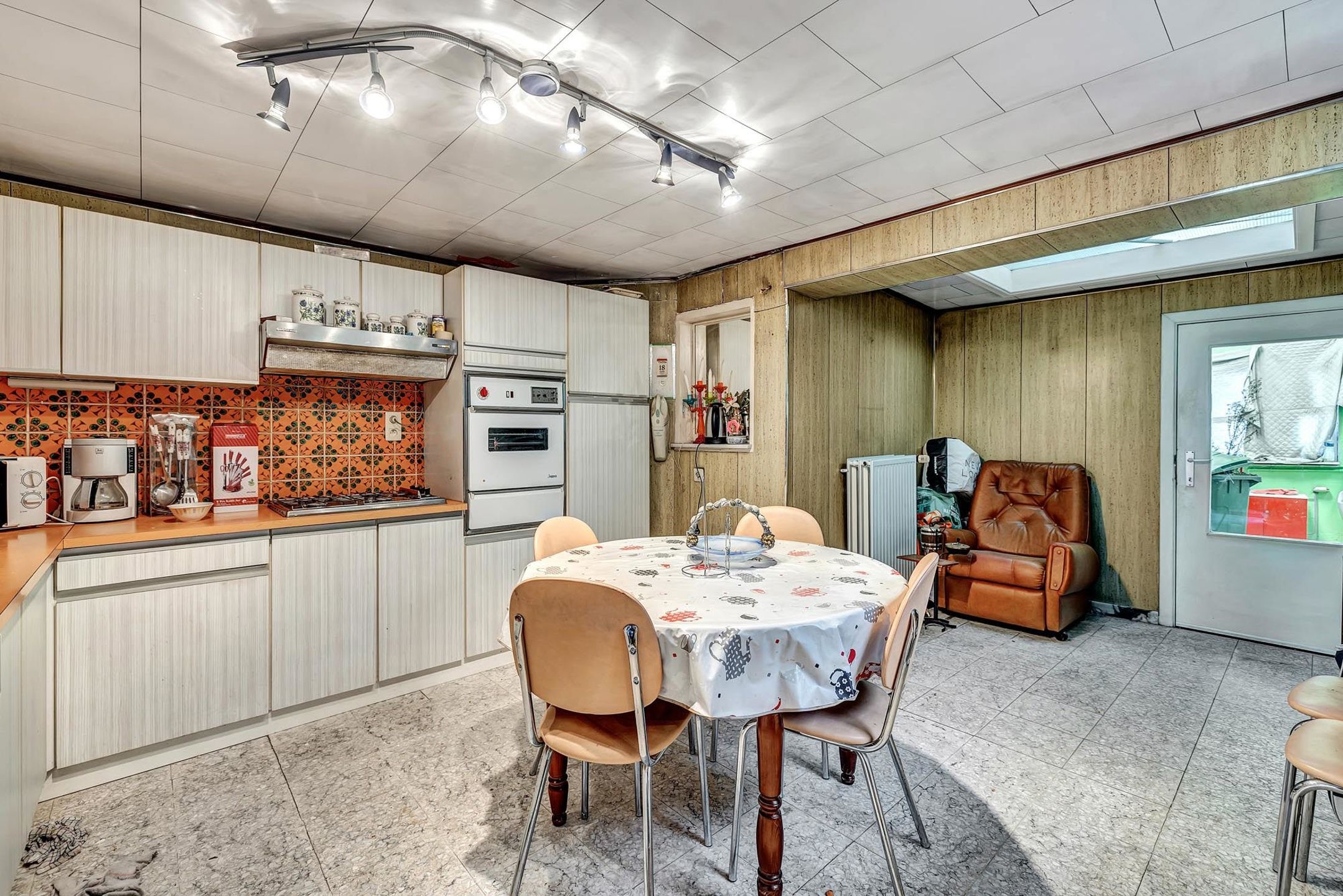 Te renoveren woning met ruime garage en tuin foto 8