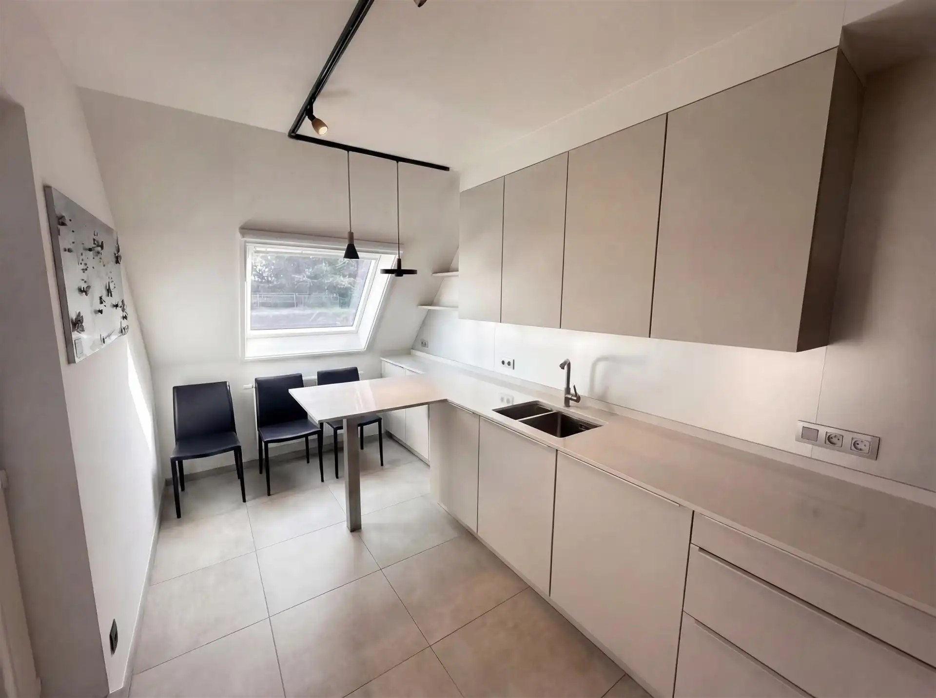 Ruim duplex-appartement met 3 slaapkamers en 2 autostaanplaatsen foto 4