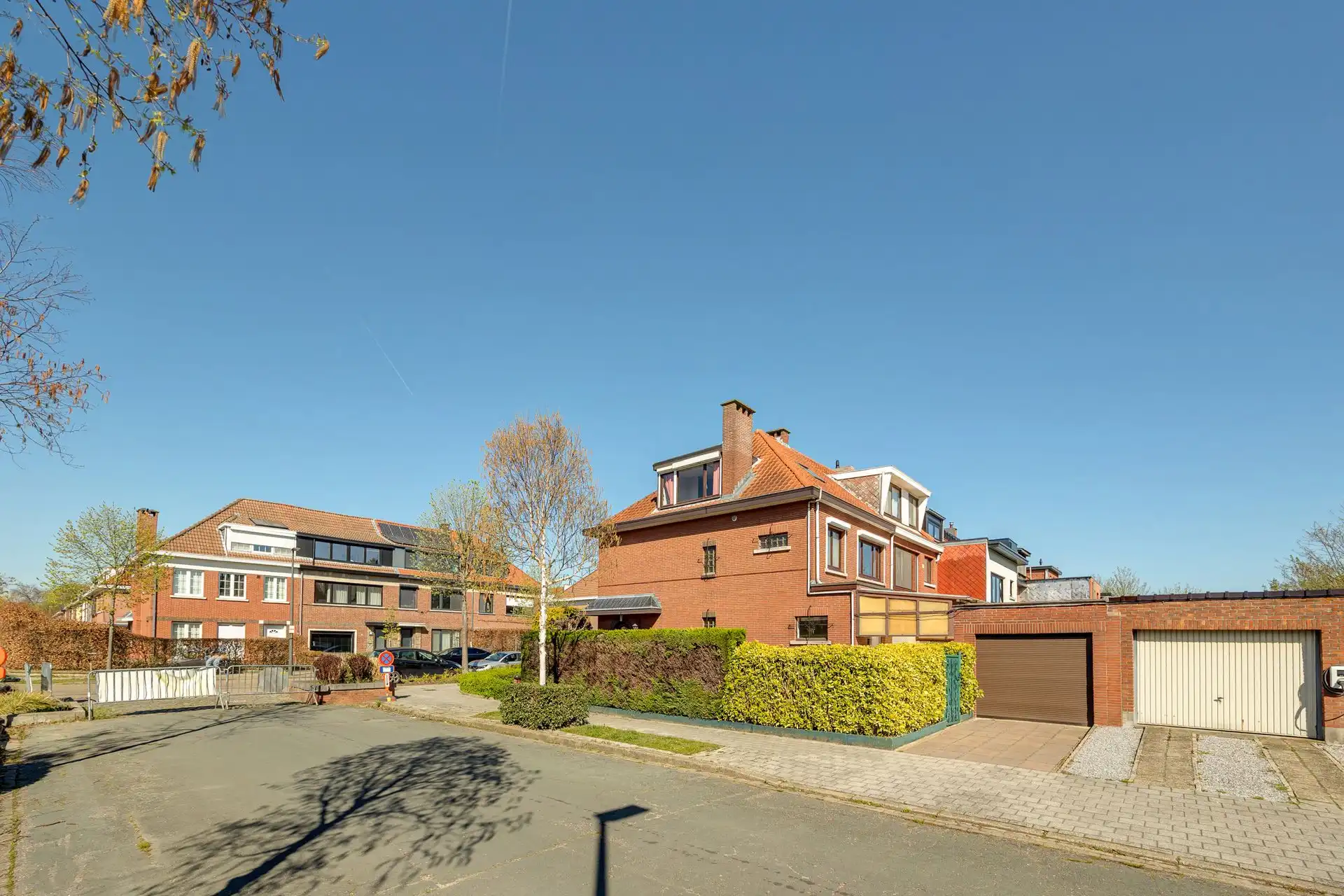 Ruime halfopen bebouwing met 5 slaapkamers, garage en zonnige tuin op toplocatie! foto 4