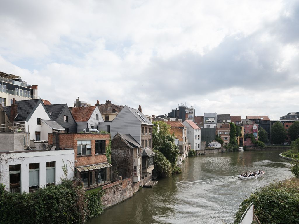 Bijzondere te renoveren herenwoning met unieke ligging aan het water foto 8