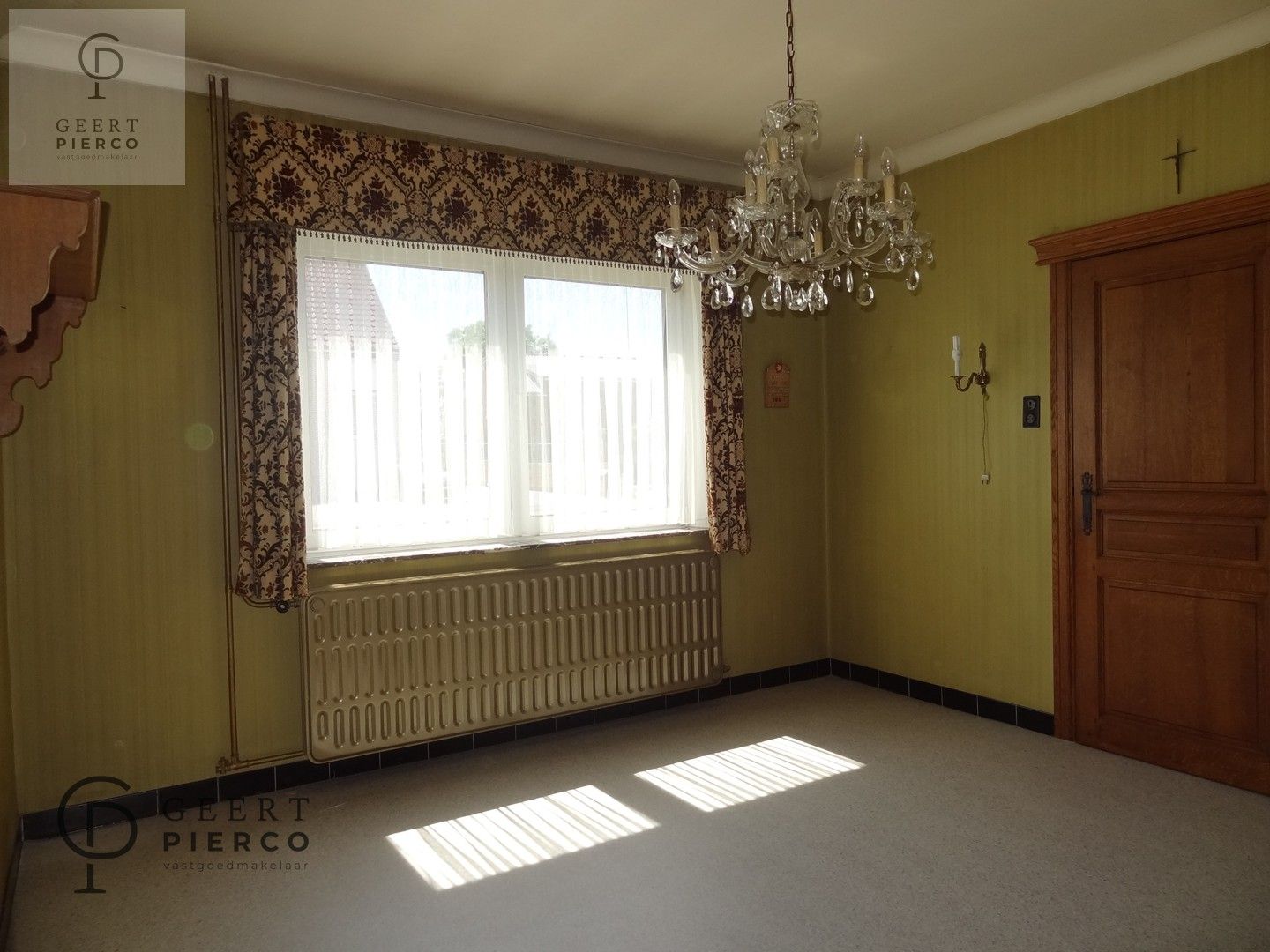 Centraal tussen Hasselt en Sint-Truiden, treffen we aan de Steenweg 56 te Alken deze te renoveren woning met drie slaapkamer, garage en tuin op een perceel van 8a03ca (breedte perceel circa 22m). foto 5