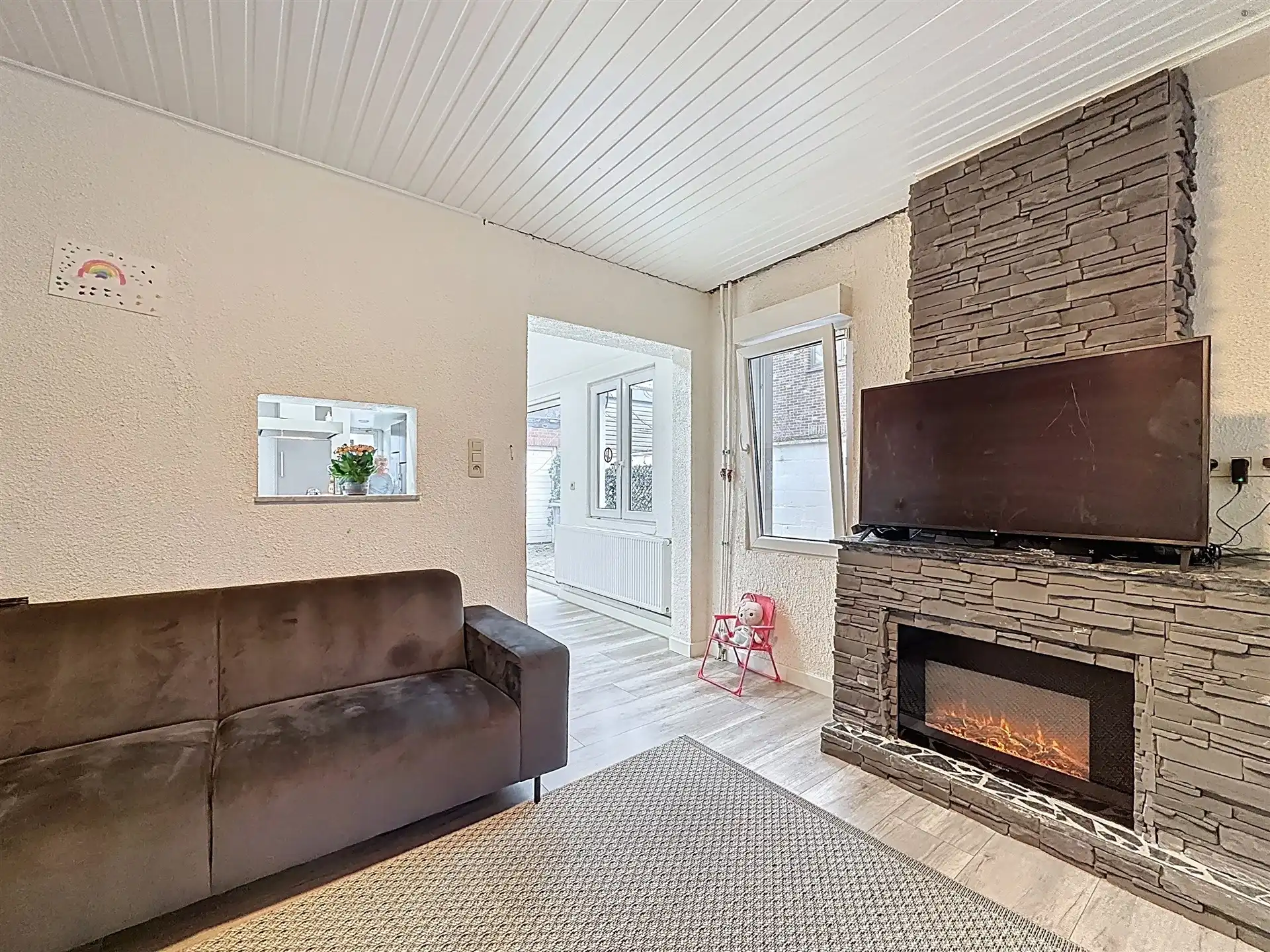 Ruime gezinswoning met 4 slaapkamers en 3 badkamers op perceel van 646m²! foto 6