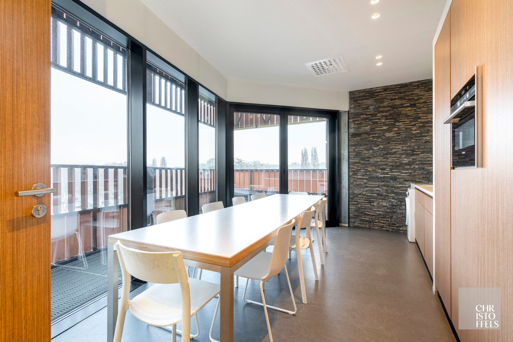 Moderne kantoor/praktijk- ruimte (221m²)  in het iconische Botta-gebouw, centraal gelegen te Genk foto 4