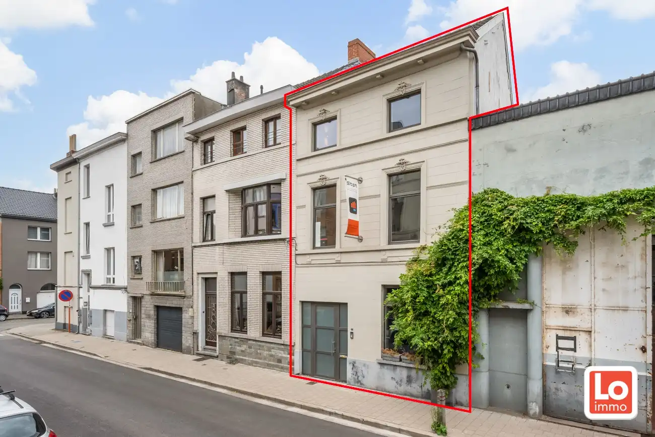 VERKOCHT!! Instapklare stadswoning met potentieel voor vrij beroep op een toplocatie nabij het centrum van Gent! foto {{pictureIndex}}