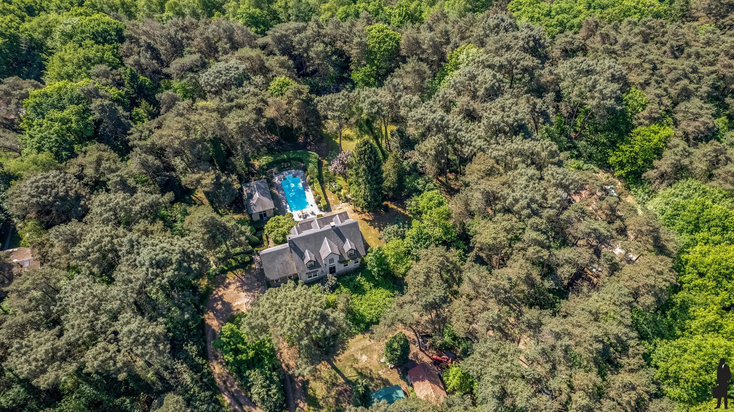 Exclusieve en uniek gelegen Engelse cottagevilla met orangerie, zwembad en aanpalende bouwgrond op ca. 1,1 ha in bosrijke omgeving. foto 2