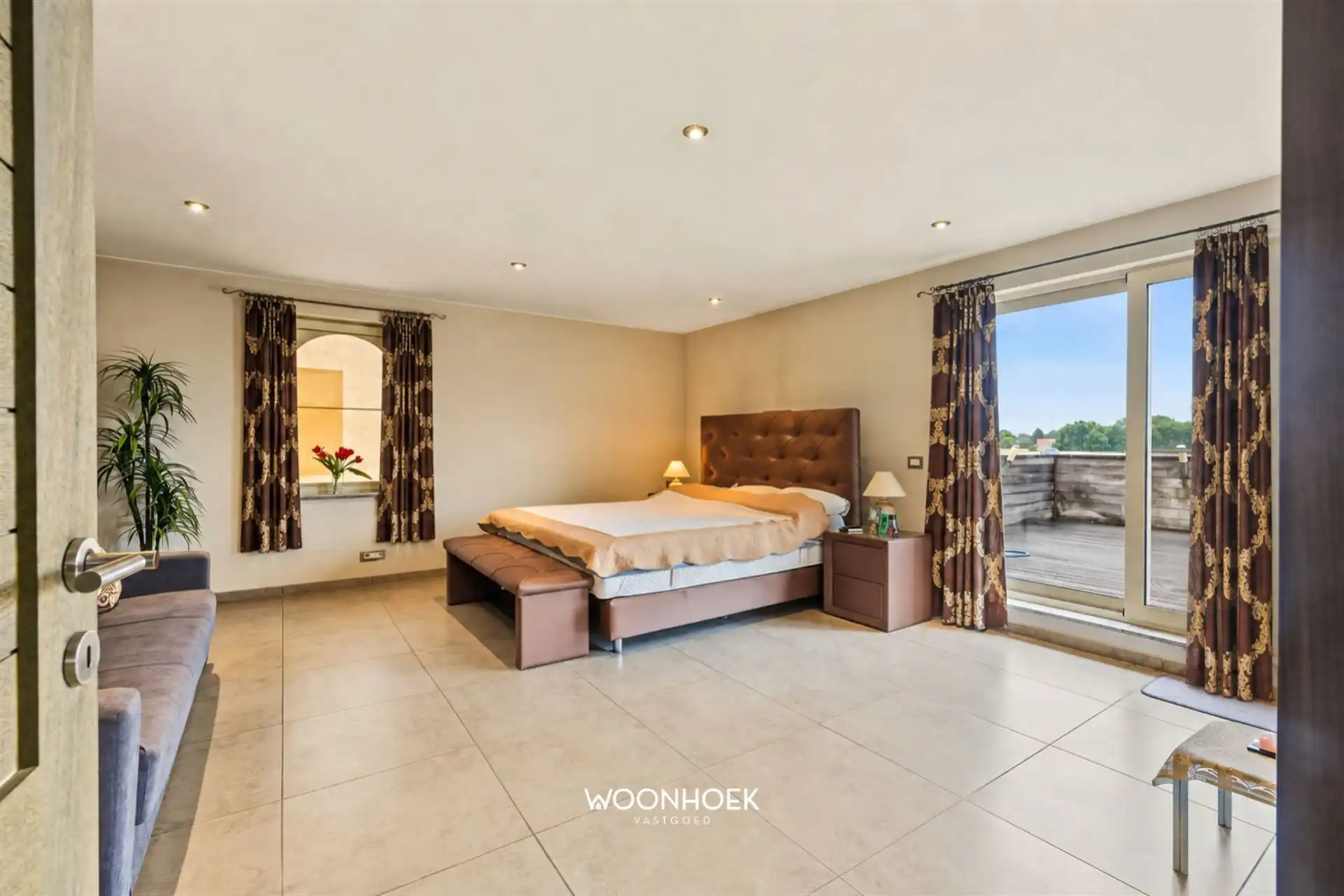 Exclusieve villa met panoramisch uitzicht en magazijn.  foto 17