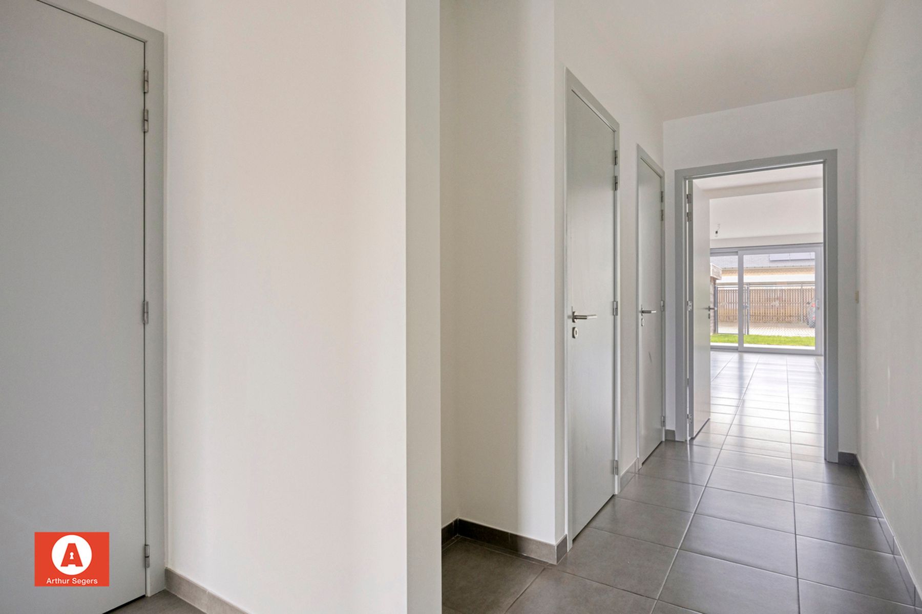 Recent Gelijkvloers appartement met tuin en parkeerplaats. foto 5
