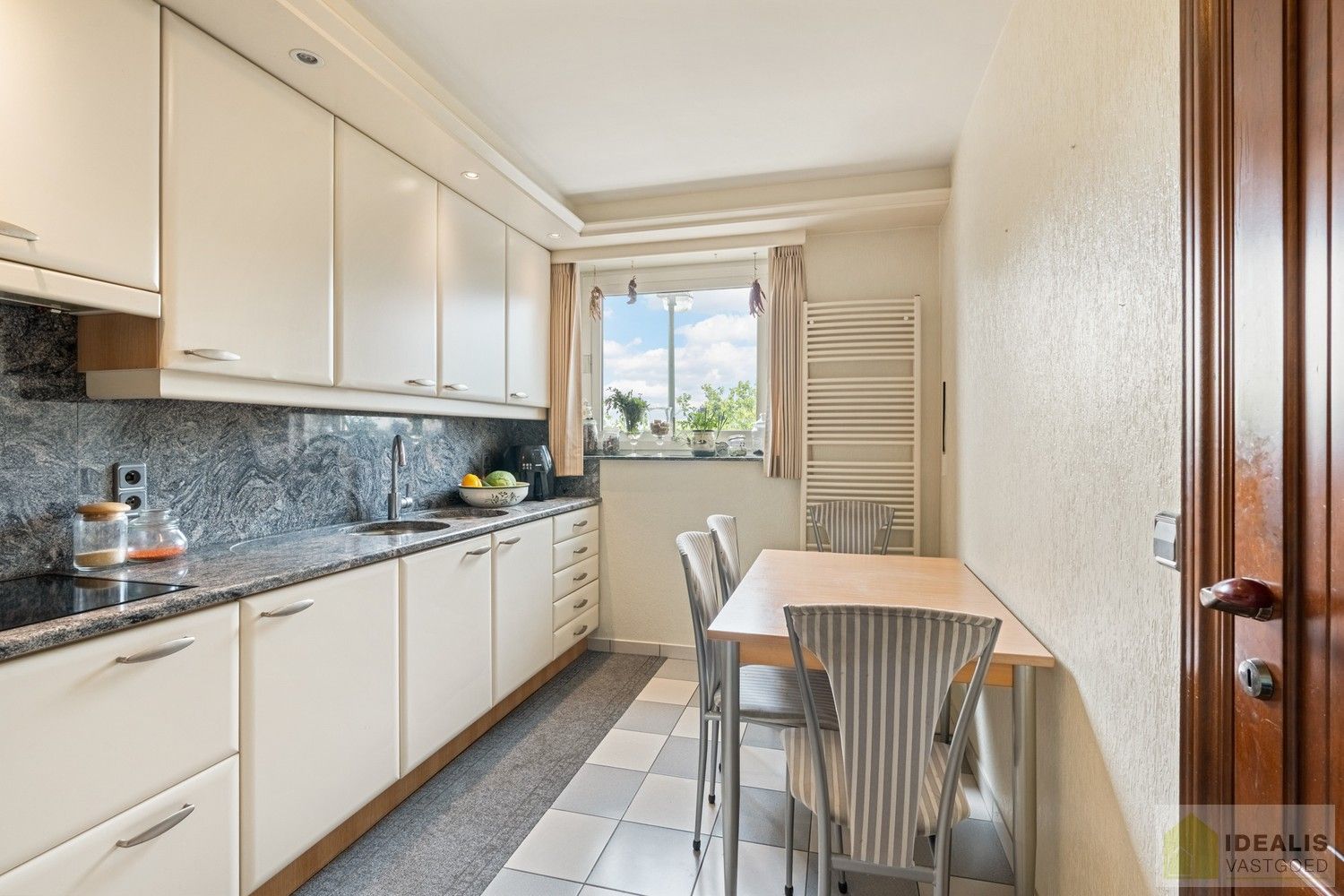 IDEALIS VASTGOED – ZEER RUIM HOEKAPPARTEMENT (110M²) MET LICHTRIJKE LEEFRUIMTE, VOLLEDIG UITGERUSTE KEUKEN, MAAR LIEFST 3 SLAAPKAMERS, BERGING, LIFT EN GARAGEBOX OP EEN UITERST GUNSTIGE LOCATIE MIDDEN IN HET CENTRUM VAN PELT. ZEER GESCHIKT VOOR KANDIDATEN OP ZOEK NAAR EEN INSTAPKLAAR APPARTEMENT! foto 11