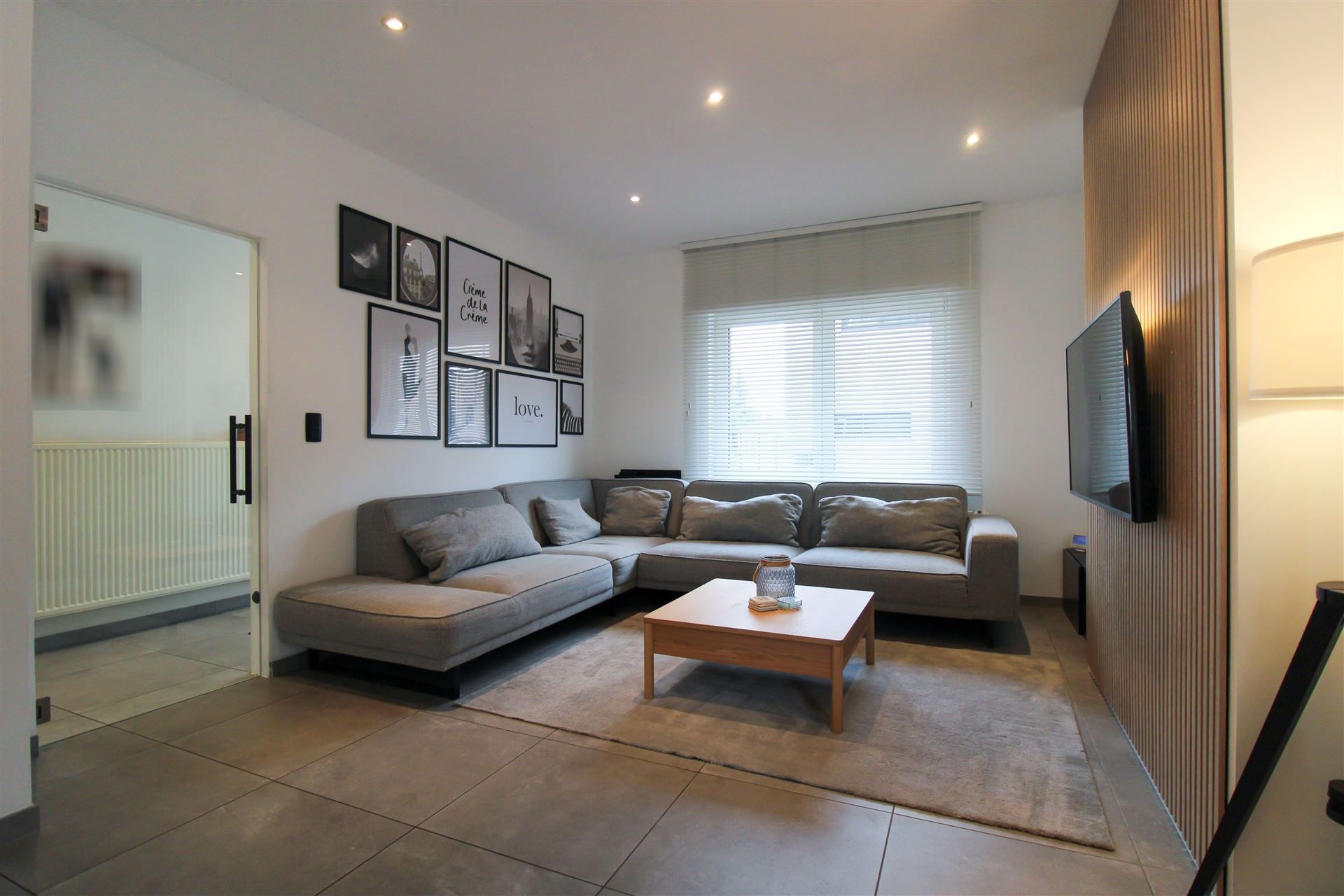 Instapklare, volledig gerenoveerde gezinswoning met 3 slaapkamers, ruime leefkeuken, zonnige omheinde tuin op 5a71ca, zonnepanelen, airco en EPC B, ideaal gelegen nabij scholen, winkels en het centrum van Maasmechelen! foto 3