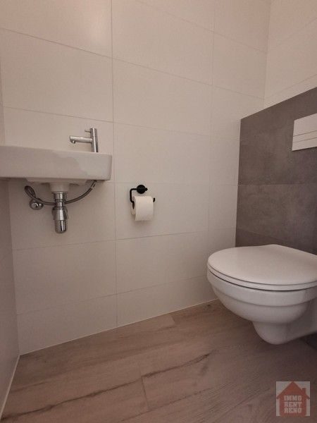 Ruim 2 slaapkamer appartement met paking! foto 14