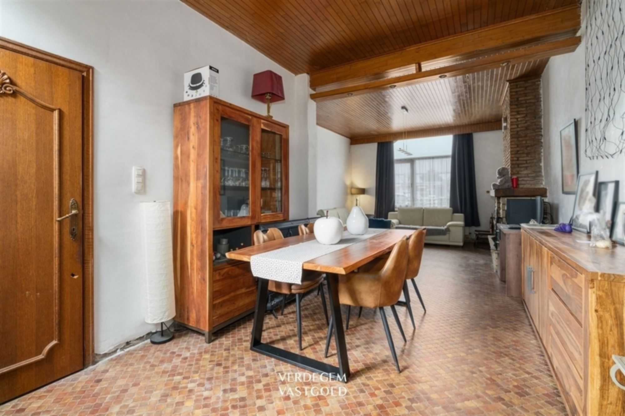 Halfopen woning met 3 slaapkamers, garage en perceel van 660m² foto 2