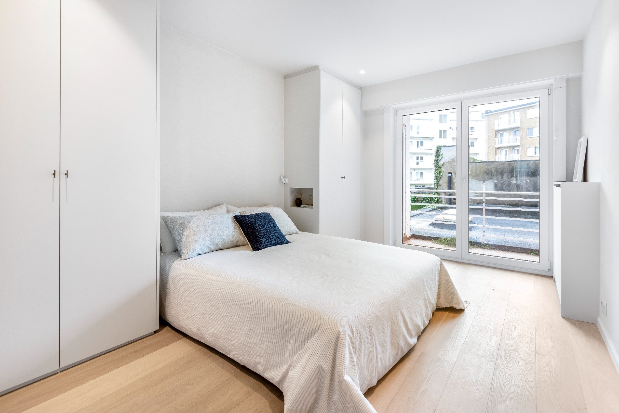 Prachtig gerenoveerd appartement rustig gelegen op de Zoutelaan vlakbij de winkels van de Dumortierlaan en de Lippenslaan. foto 12