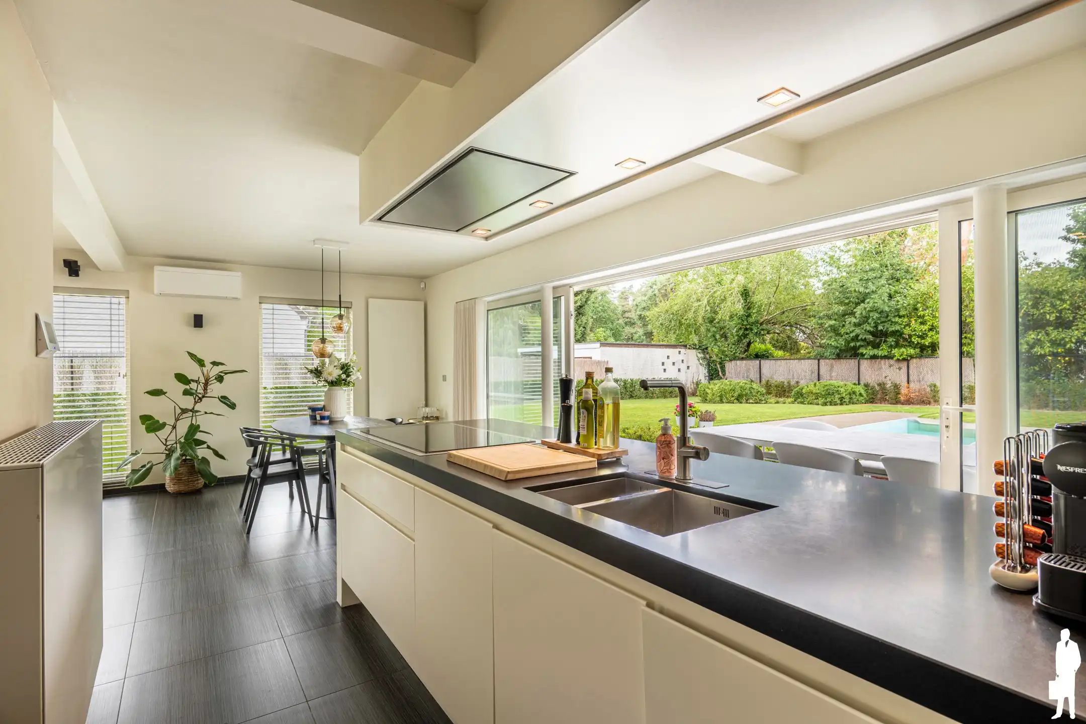 Villa met zwembad en poolhouse op een perceel van 1.350m² foto 8