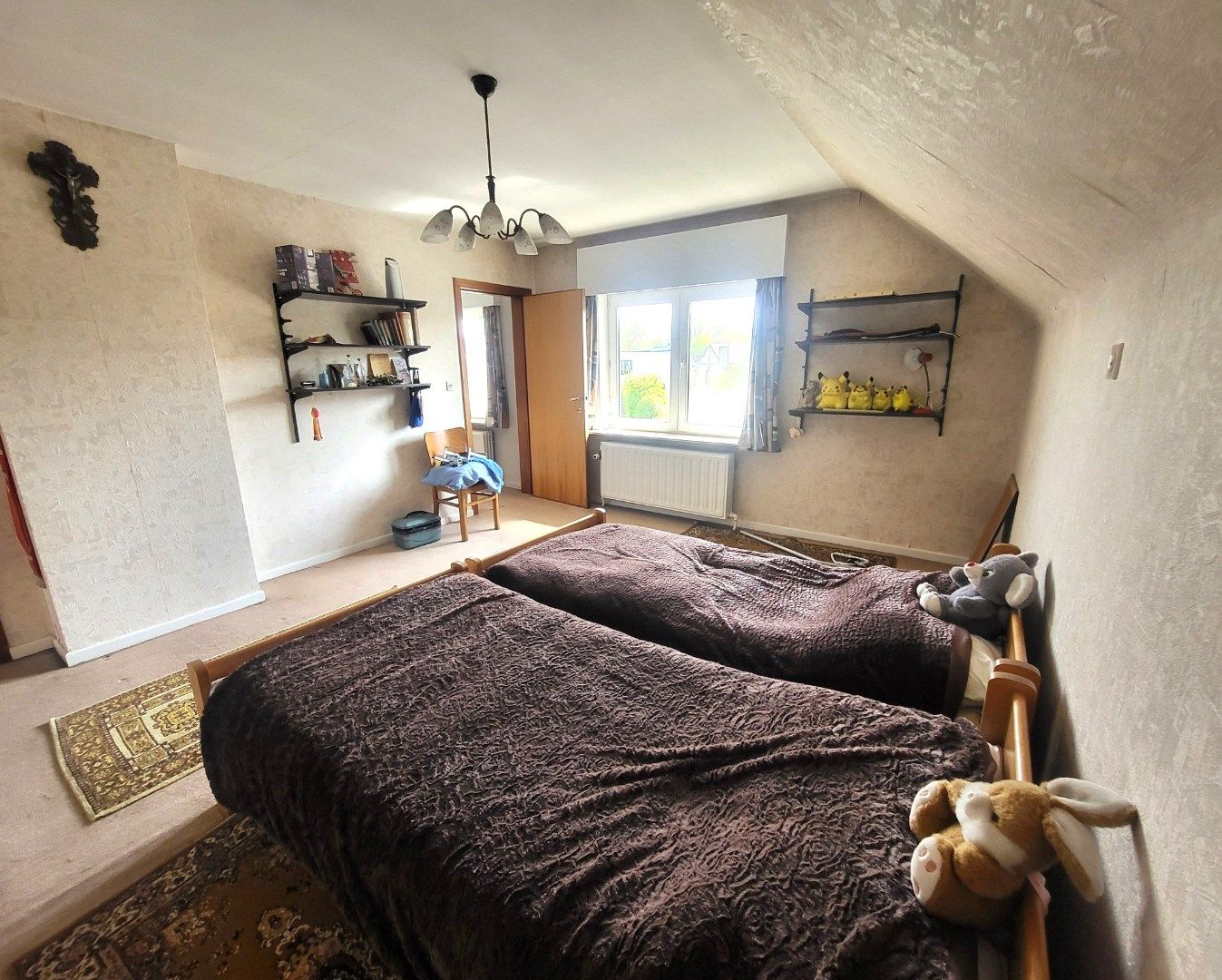 Statig gluurt deze villa naar haar omgeving... foto 15