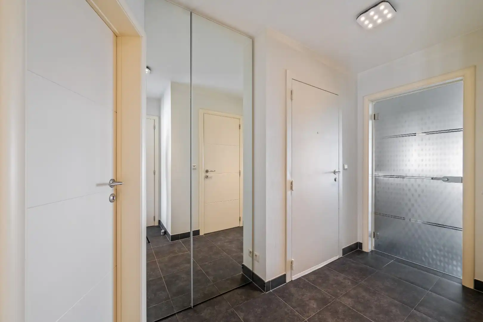 Ruim appartement + GARAGEBOX foto 2