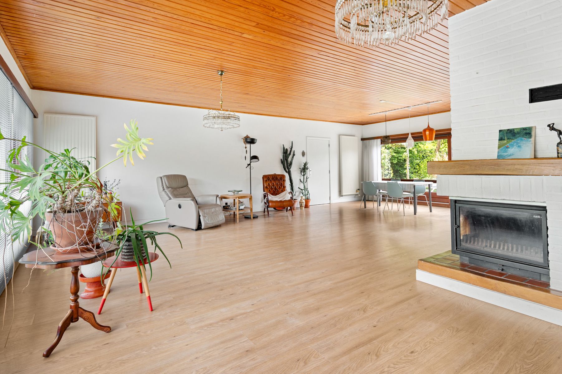 Uitzonderlijk gelegen woning met veel ruimte en karakter! foto 4