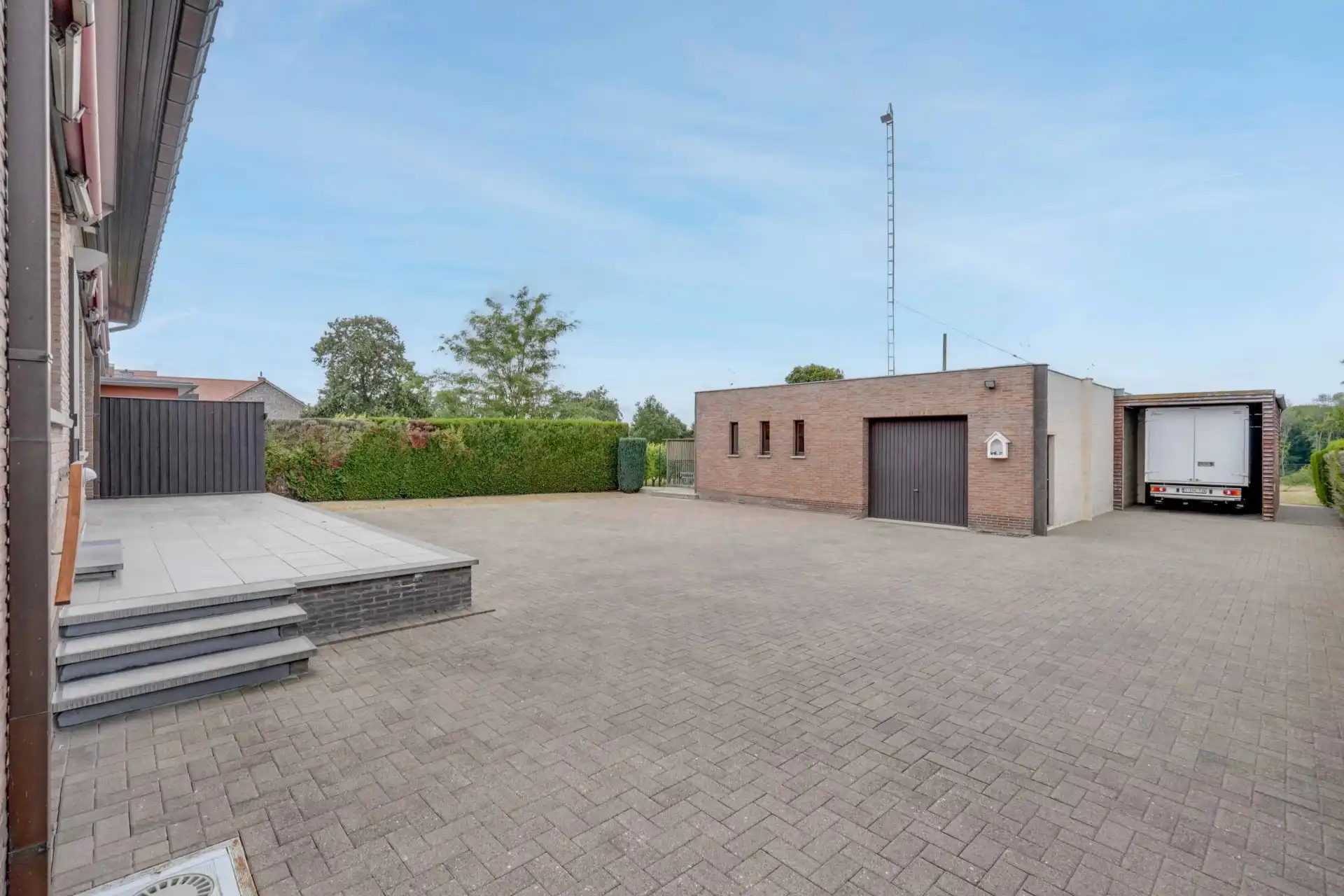 Vrijstaande woning met 4 slaapkamers en magazijn foto 23