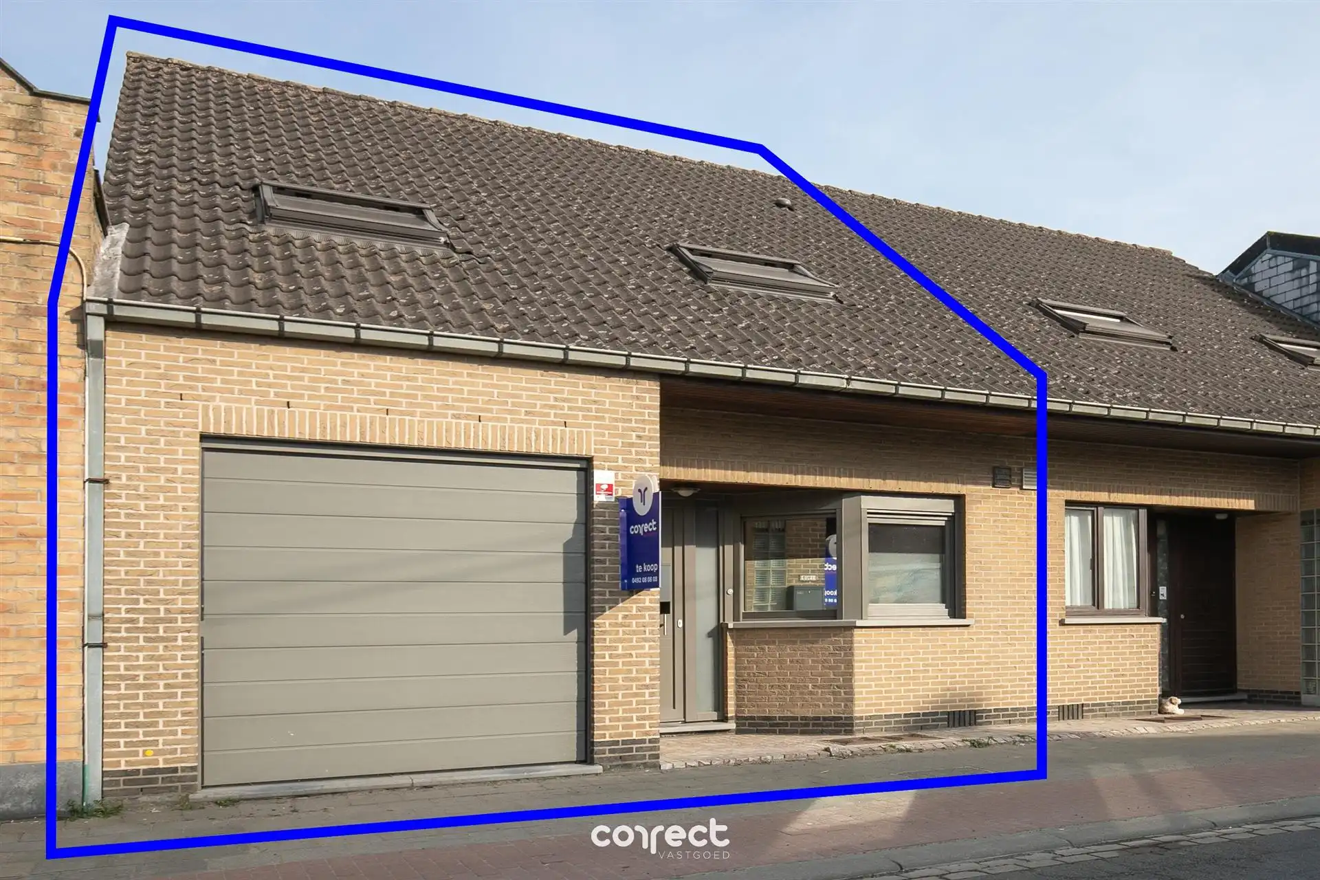 Instapklare gezinswoning  met 4 slaapkamers, garage en ruime tuin. foto {{pictureIndex}}