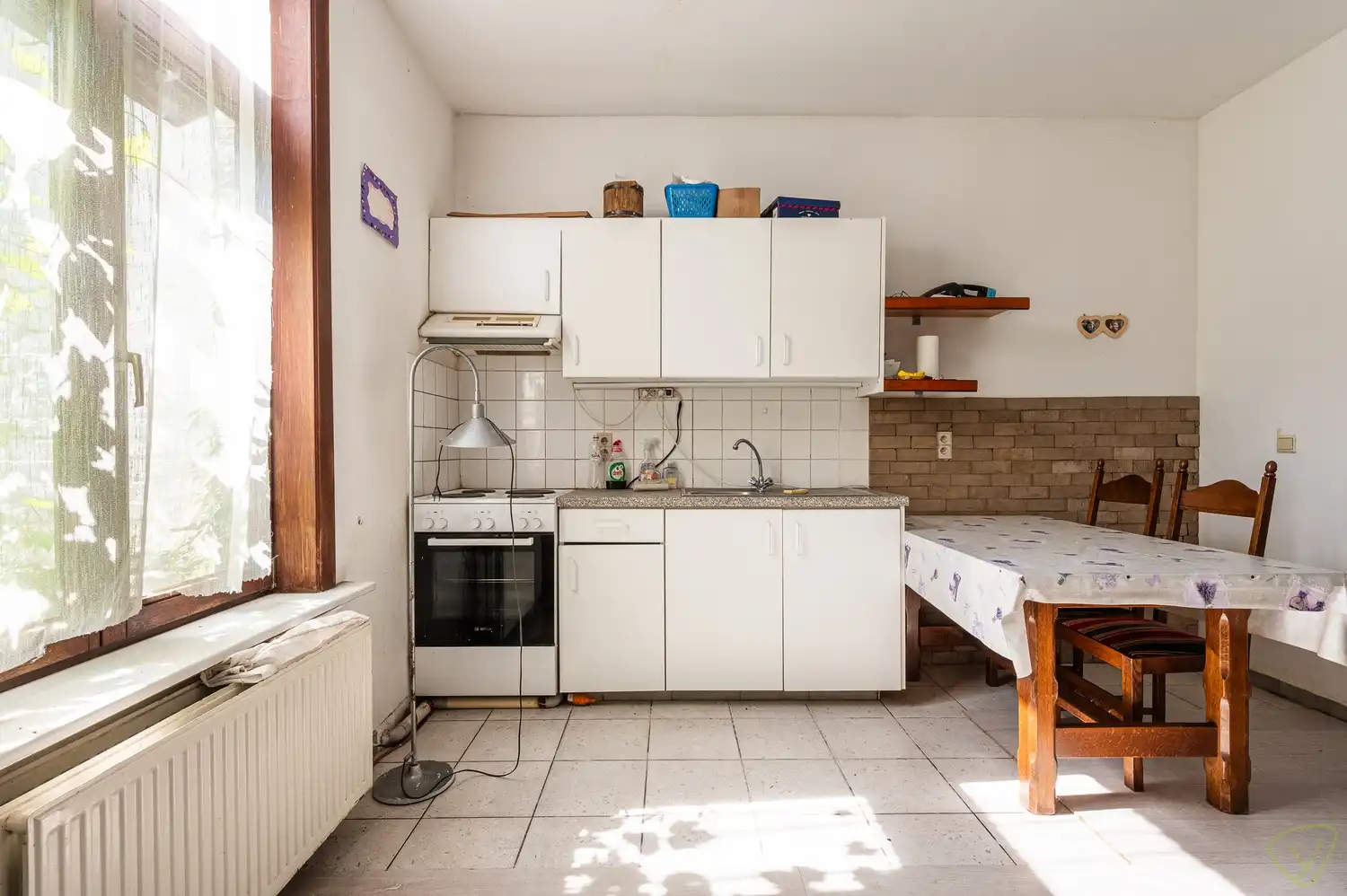 Te renoveren woning met veel potentieel foto 8
