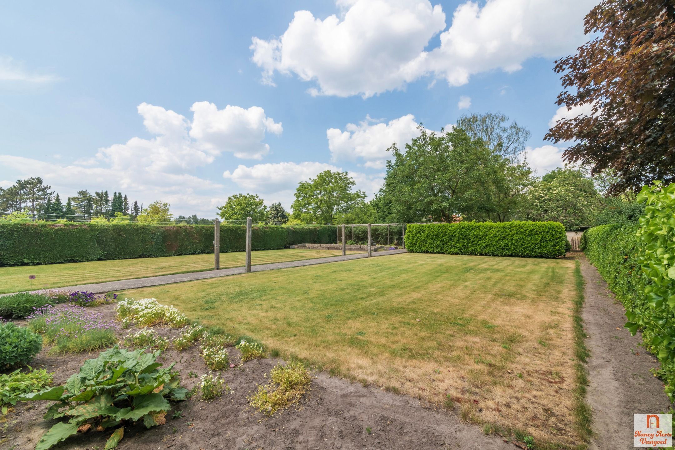 Vrijstaande, goed onderhouden woning op 20 are grond foto 23