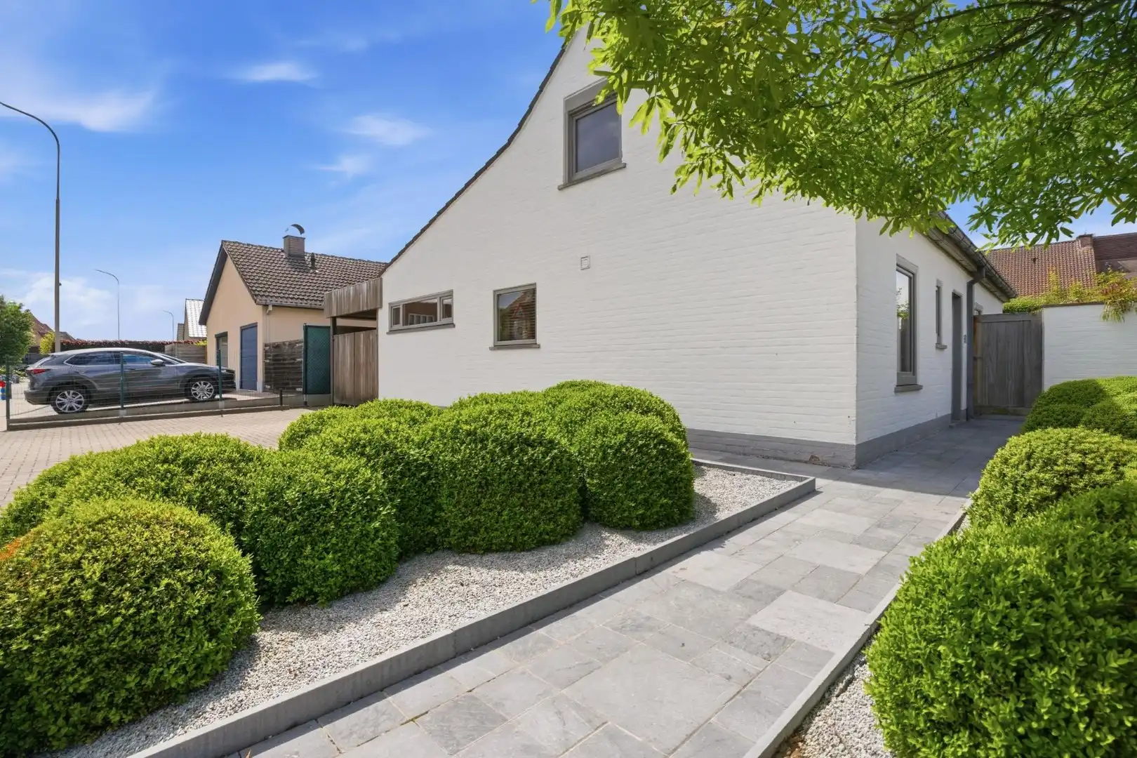 Kwalitatief afgewerkte alleenstaande woning in rustige woonwijk te koop in Kuurne! foto {{pictureIndex}}