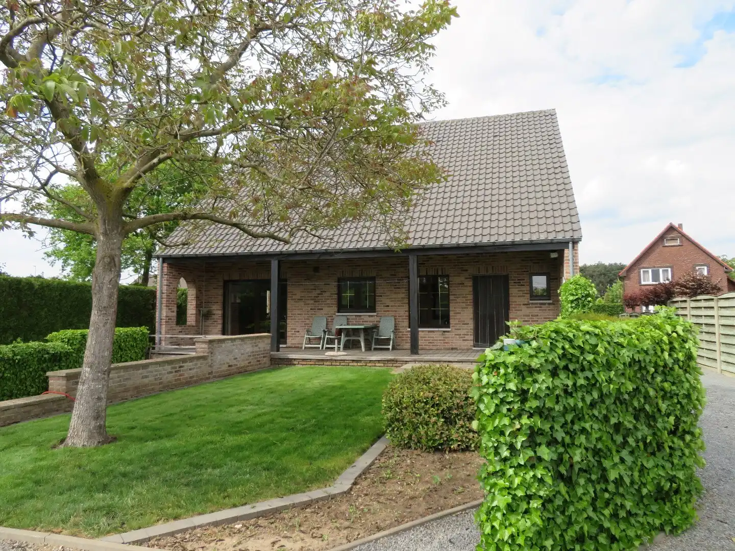 Verzorgde gezinswoning gelegen in een rustige omgeving op een perceel van 10a, met 3 slaapkamers en fraaie tuin. foto 5