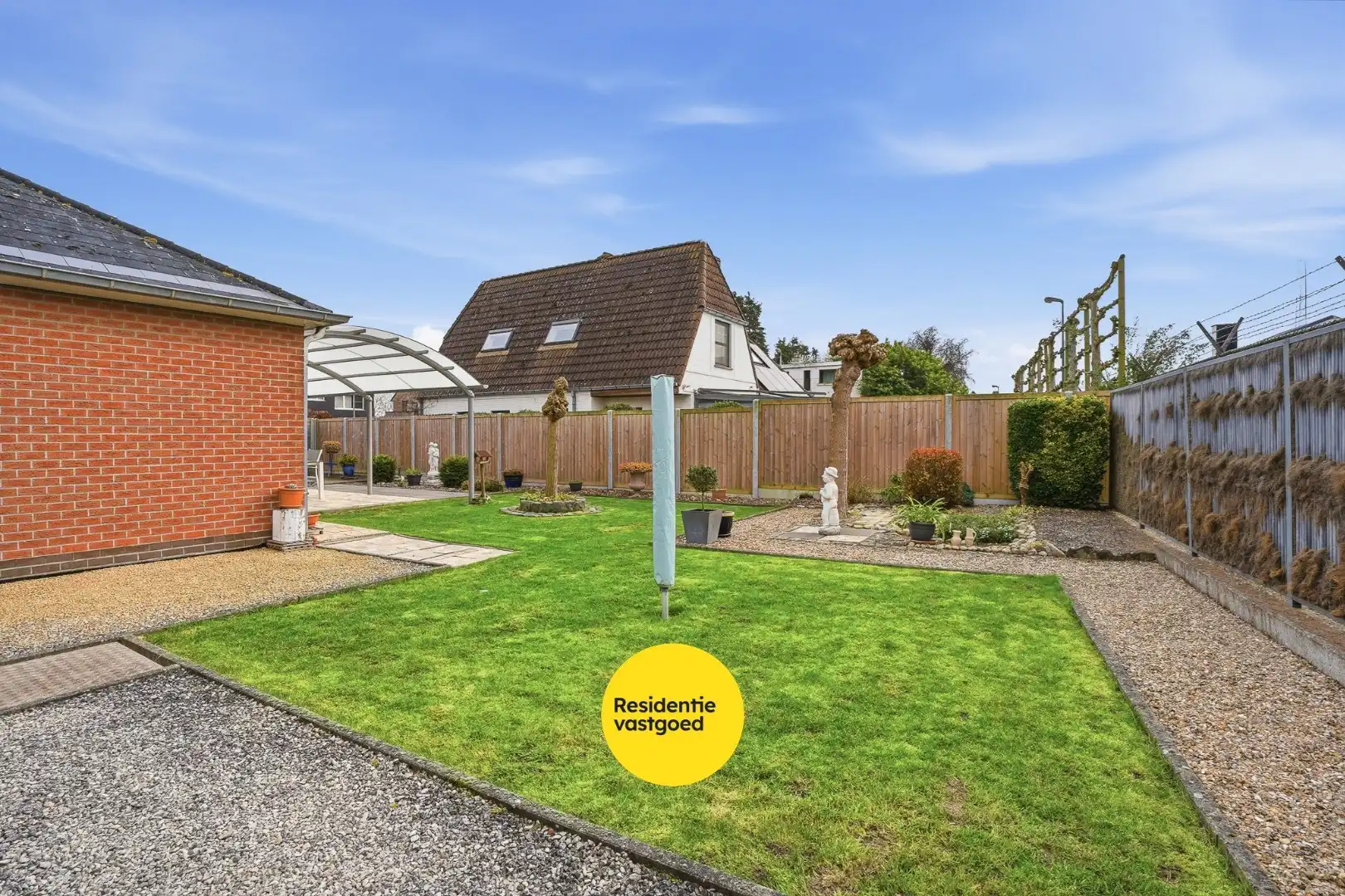 Alleenstaande bungalow met garage en tuin  op 684 m² foto 2