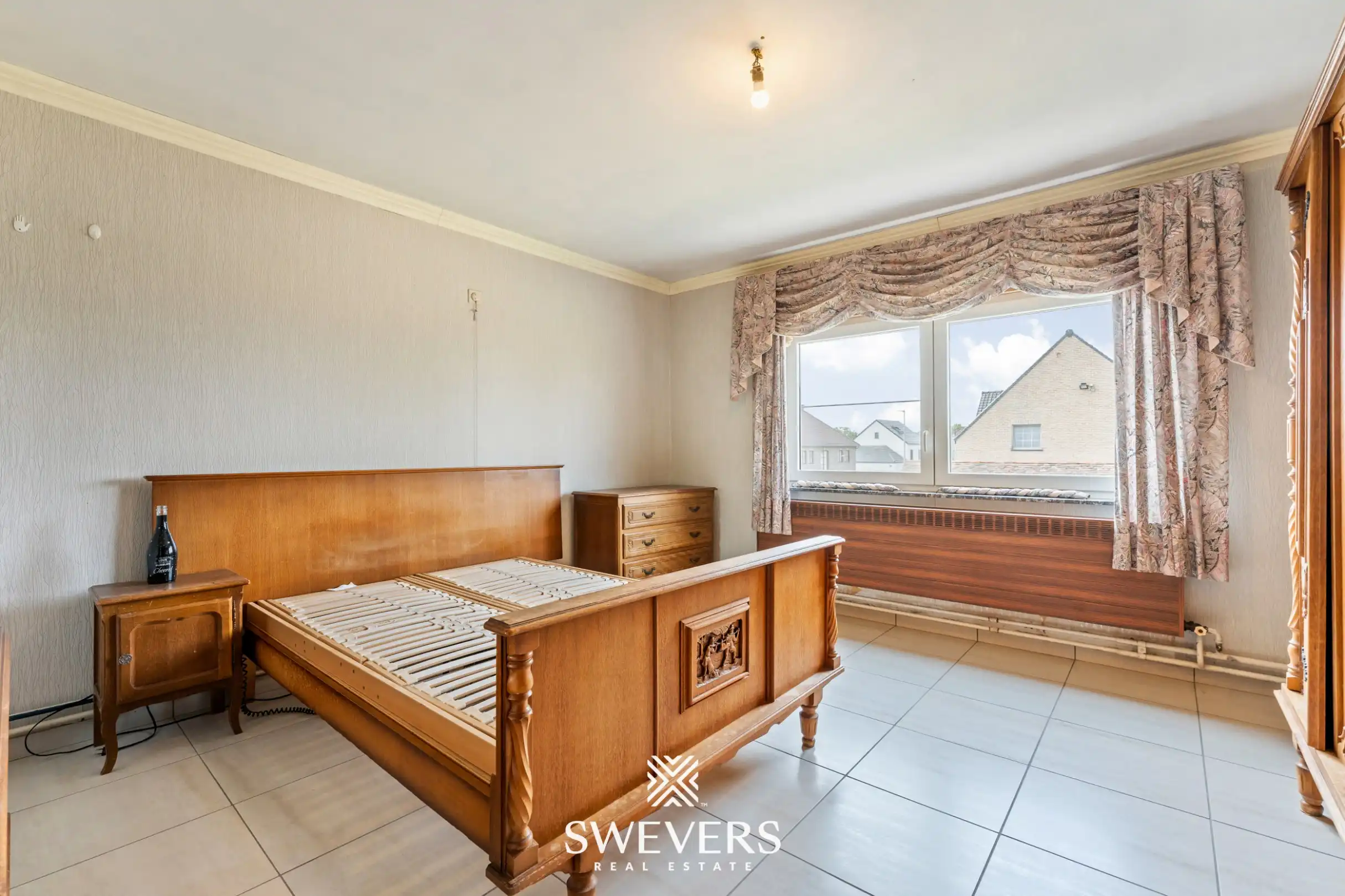Ruime open bebouwing met 4 slaapkamers, grote garage en zonnig perceel van 15 are 28 ca foto 15