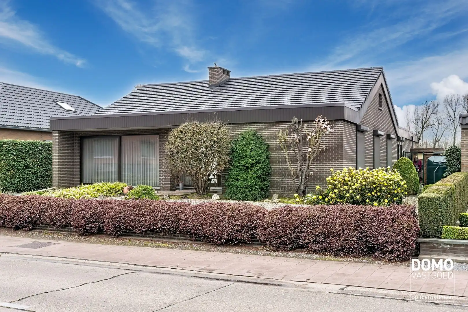 Hoofdfoto van de publicatie: DEELS GERENOVEERDE WONING MET 3 SLAAPKAMERS, GARAGE EN RUIME TUIN TE KOOP IN KERMT 