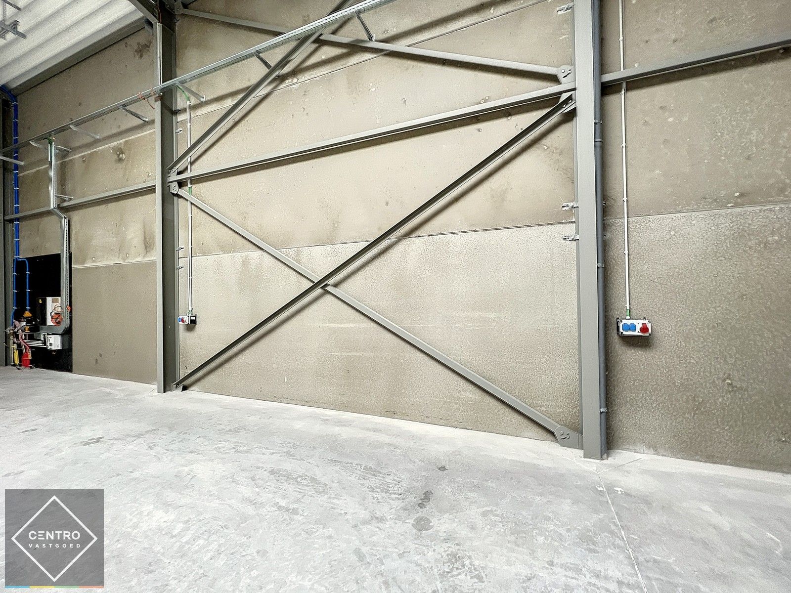 Kwalitatief en goed geïsoleerd NB MAGAZIJN (225m2), voorzien van elektrische sectionaalpoort, deur, raam (voor kantoor) en 2 private parkeerplaatsen op industriezone te Waregem. foto 6