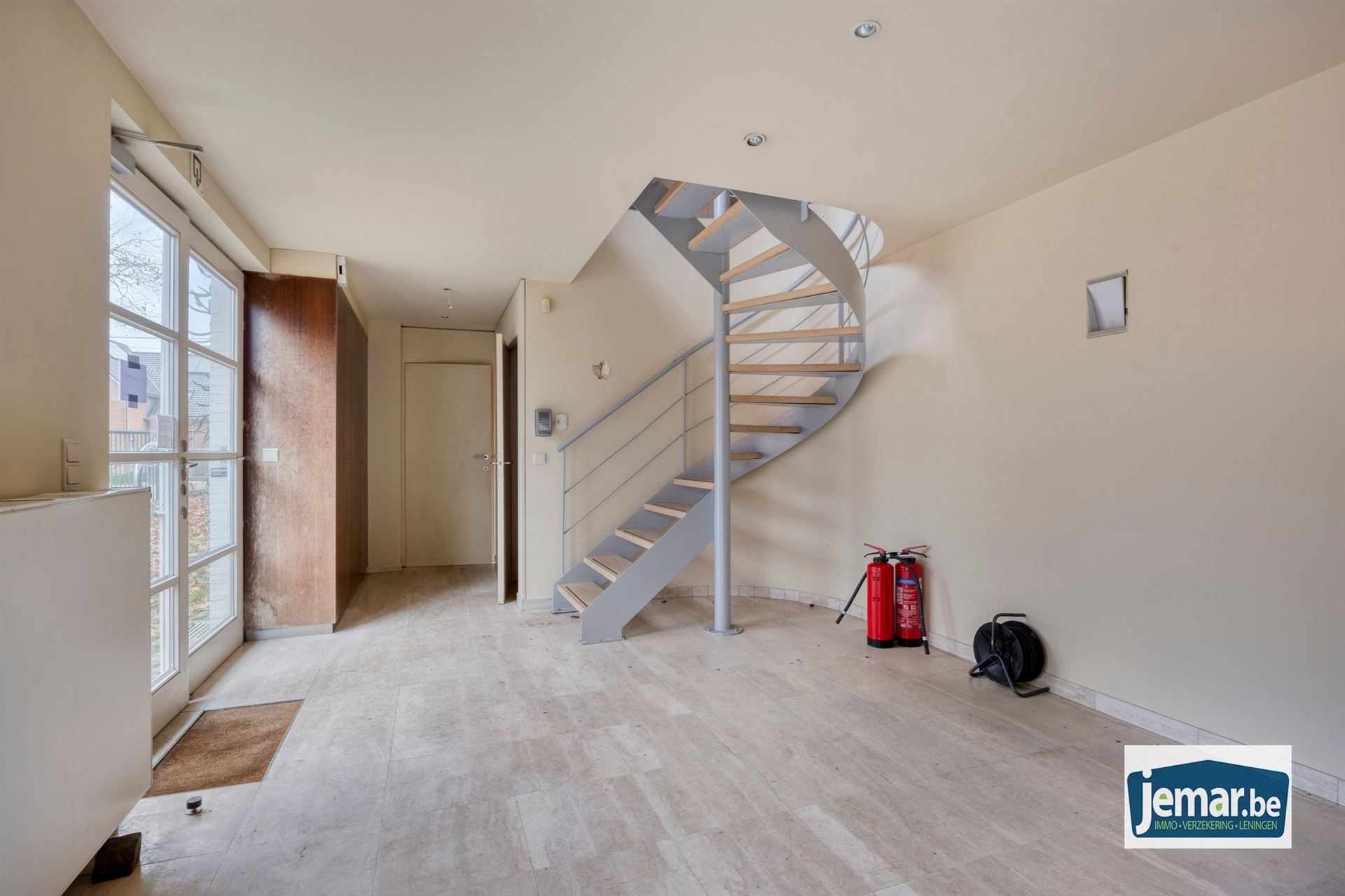 Villa met professionele opslagruimte, kelder en kantoorruimtes. foto 32