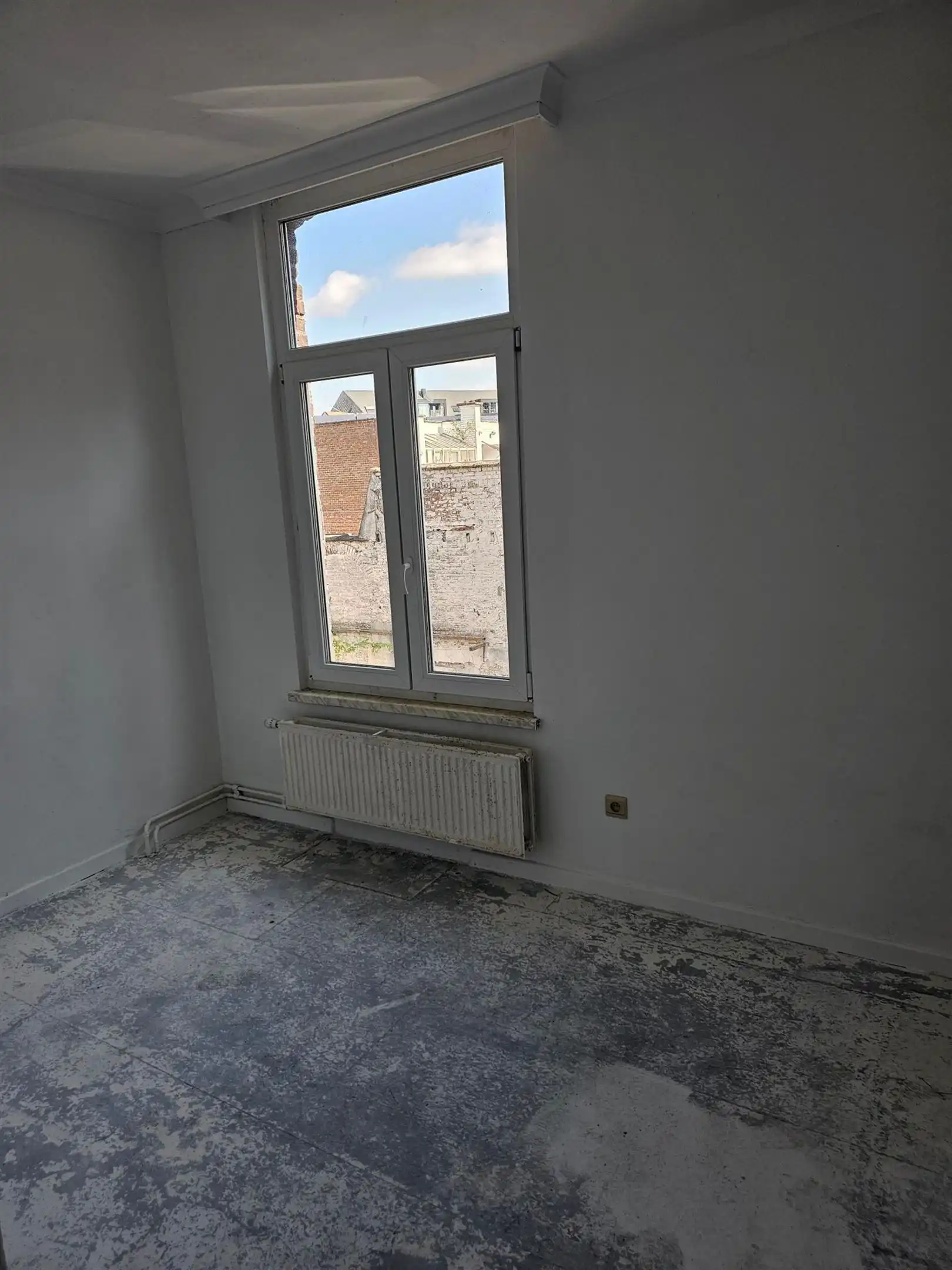 Centraal gelegen, op te frissen rijwoning met 4 slaapkamers. foto 10