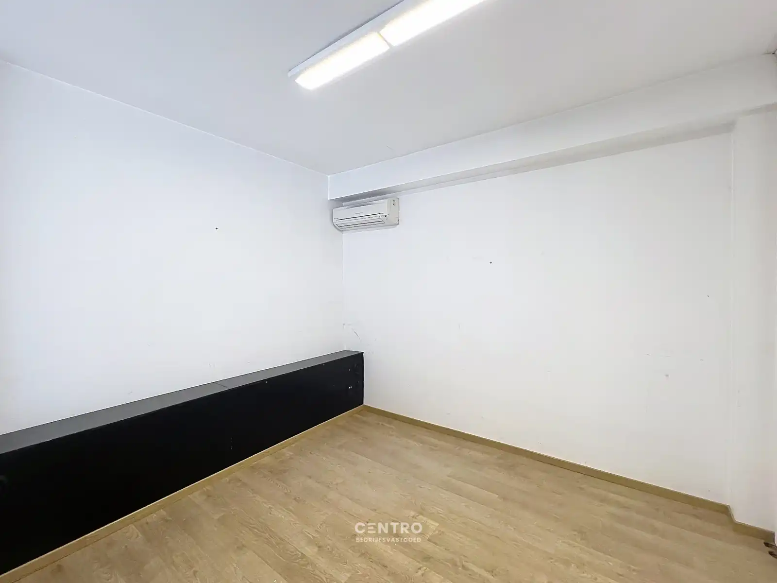 Instapklaar bedrijfspand (±345 m²) met magazijn, kantoor én 4 verhuurbare opslagunits, 1 garage en ruime parking op 603 m²  te INGELMUNSTER! foto 14