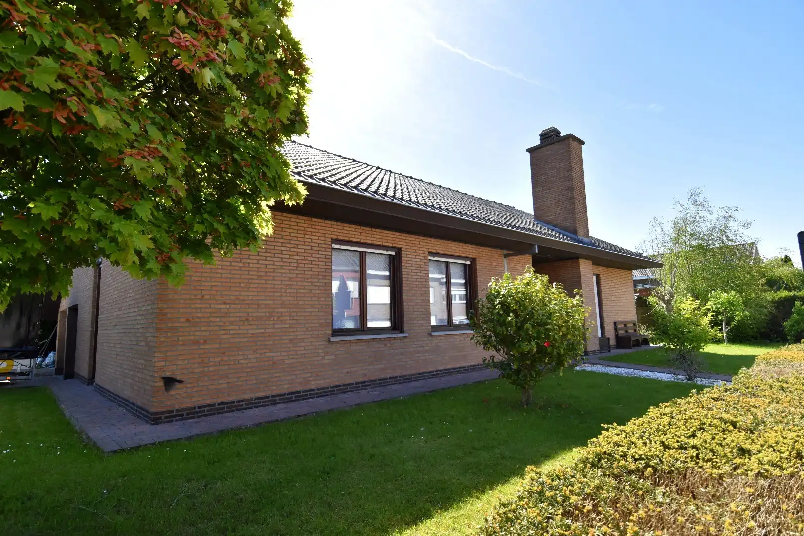 Rustig gelegen gelijkvloerse villa met 3 slaapkamers, dubbele garage en tuin rondom te koop in Ledegem foto 2