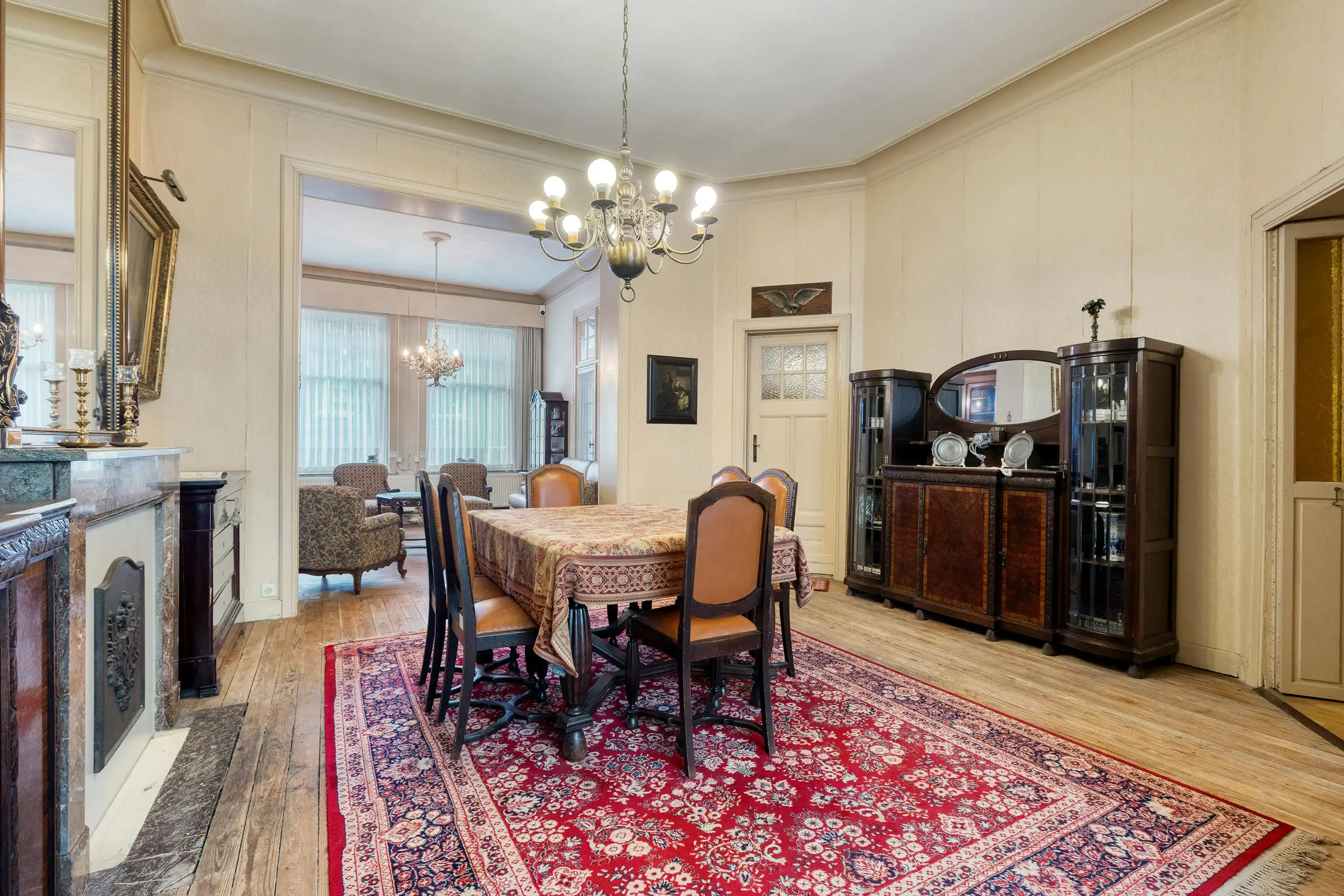 Karaktervol herenhuis in het hart van Ieper foto 2