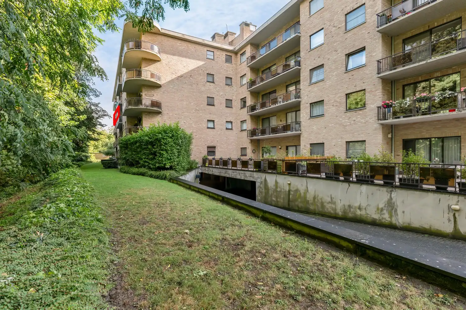 Ruim en lichtrijk appartement (ca. 145 m²) met uitzicht op de stadsvesten van Lier. foto 4