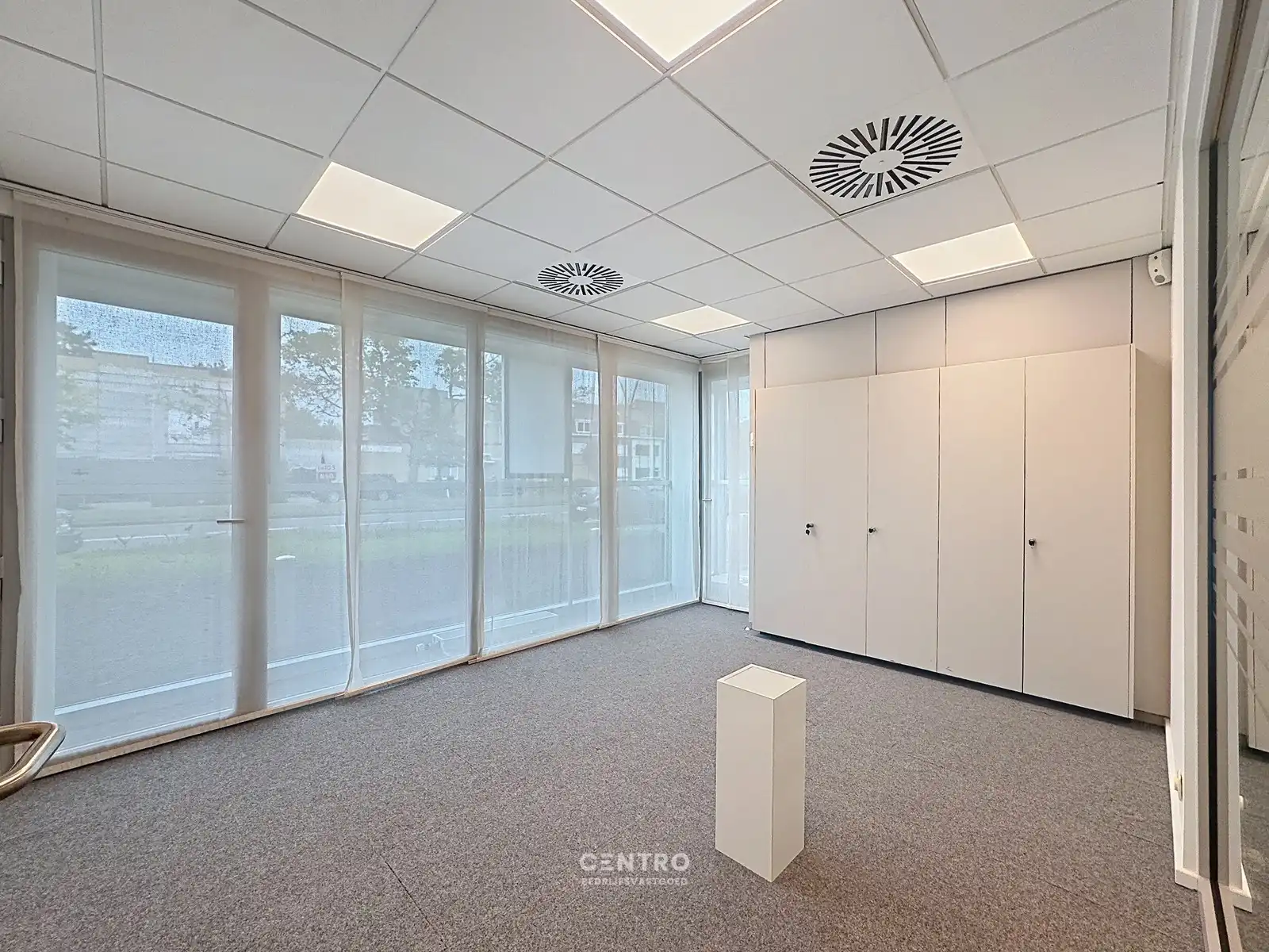 Instapklare KANTOORRUIMTEN (430m²) met 10 private parkeerplaatsen, langs een drukke invalsweg van Brugge! foto 12