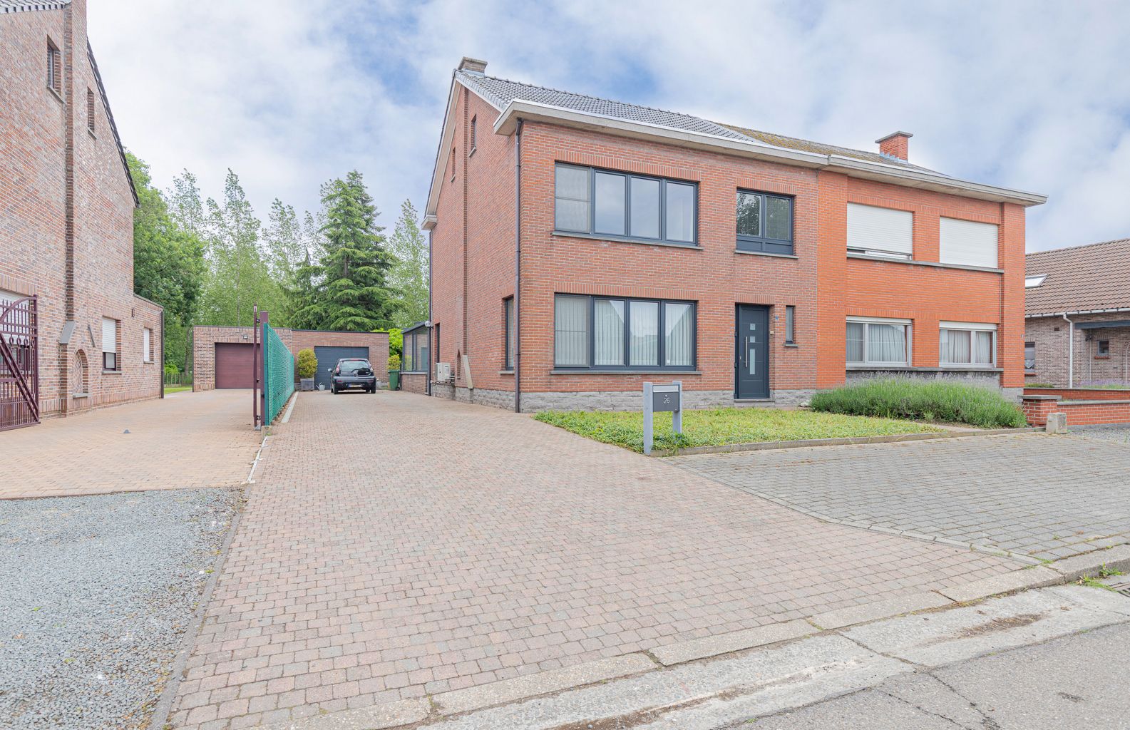 Hoofdfoto van de publicatie: Rustig gelegen halfopen bebouwing met garage.