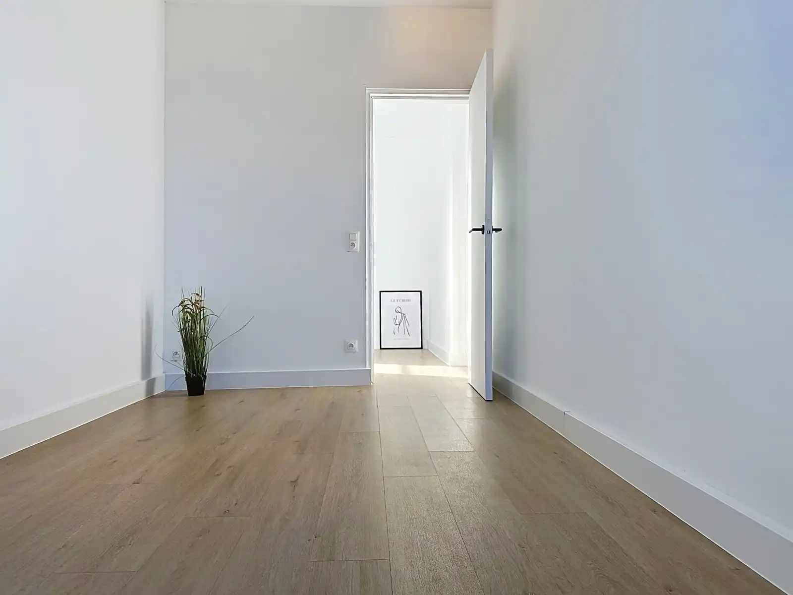 Instapklaar appartement met 3 kamers op een toplocatie! foto 12