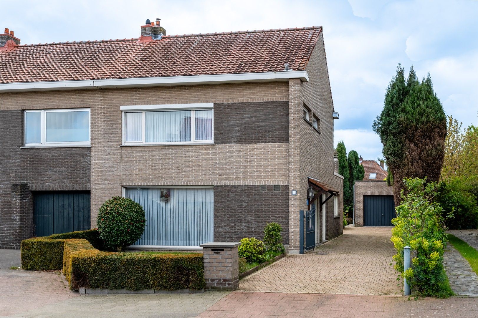 Hoofdfoto van de publicatie: Ruime halfopen woning met garage