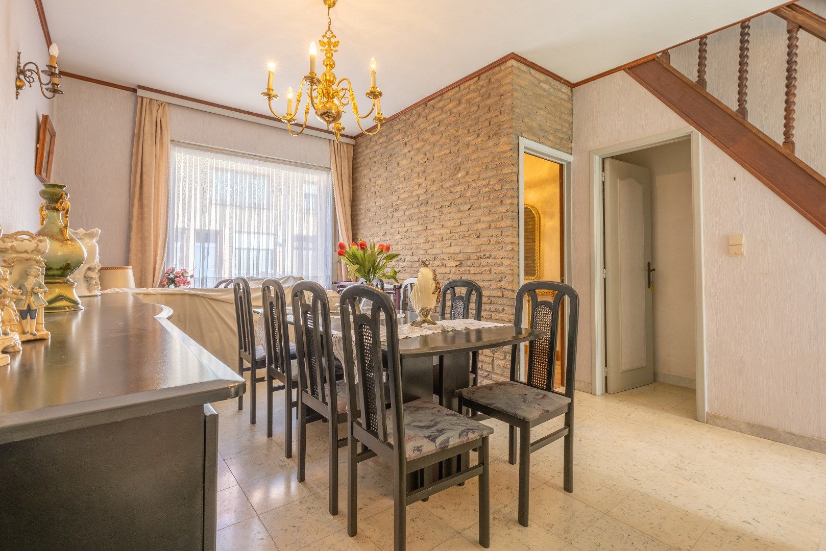 Ruime woning met potentieel en uitstekende ligging! foto 4