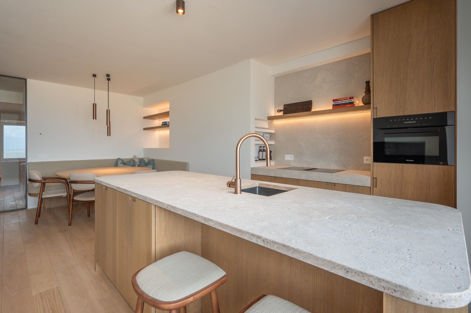 Gemeubeld: verfijnd gerenoveerd appartement op de zeedijk vlakbij het Rubensplein te Knokke! foto 5