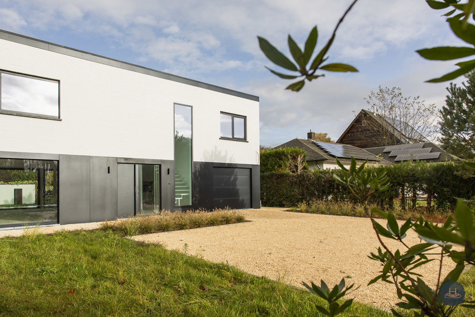 Prachtige villa omgeven door groen foto {{pictureIndex}}